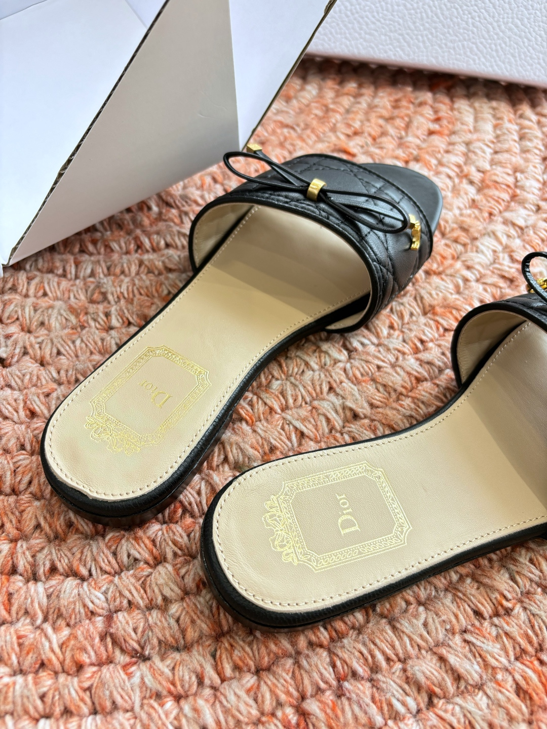 🌾G269所见即所得Dior迪奥2026春夏新款圆头平底凉鞋蝴蝶结装饰彰显品牌标志⚡满满的女人味，又优雅