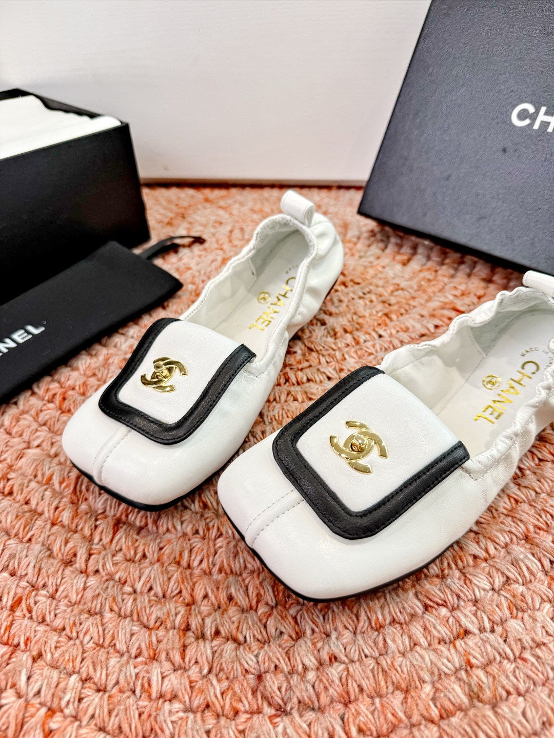 🌾G012😀CHANE*｜小香2026走秀款双C锁扣单鞋凉鞋大方头高跟鞋当巴黎大皇宫的秀场灯光聚焦于足尖