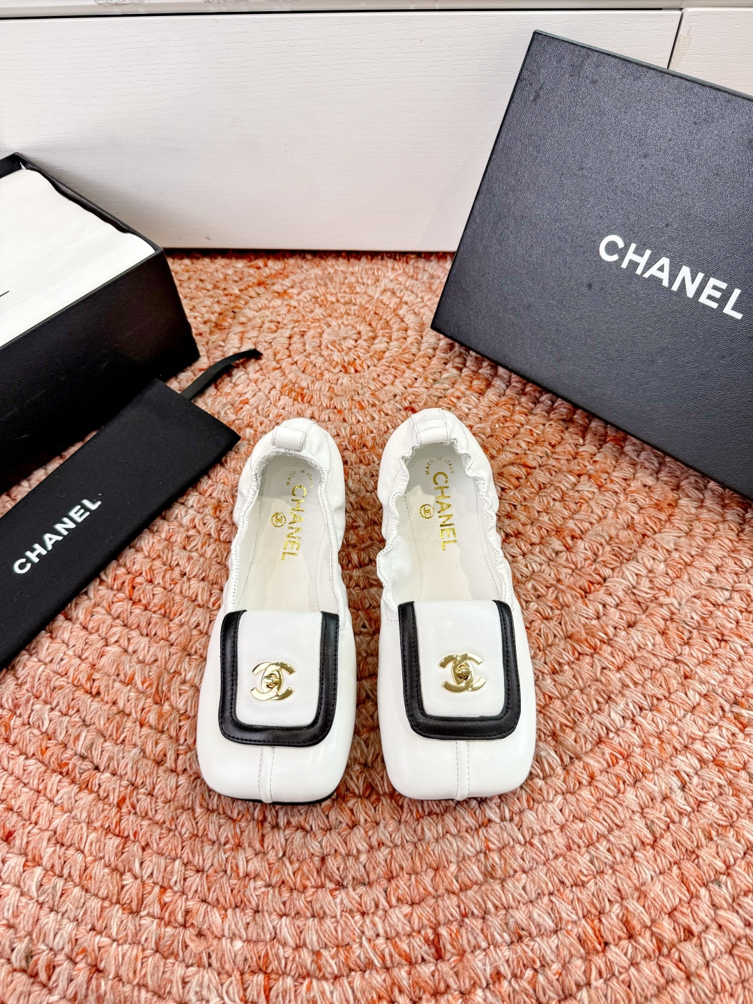 🌾G012😀CHANE*｜小香2026走秀款双C锁扣单鞋凉鞋大方头高跟鞋当巴黎大皇宫的秀场灯光聚焦于足尖