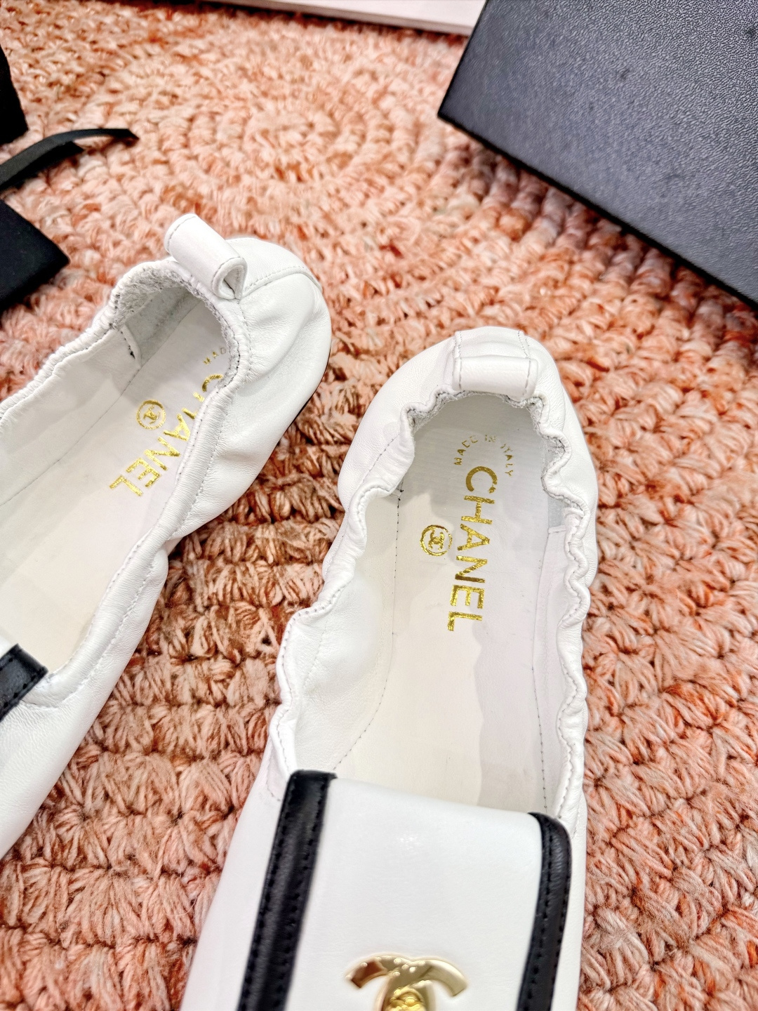 🌾G012😀CHANE*｜小香2026走秀款双C锁扣单鞋凉鞋大方头高跟鞋当巴黎大皇宫的秀场灯光聚焦于足尖