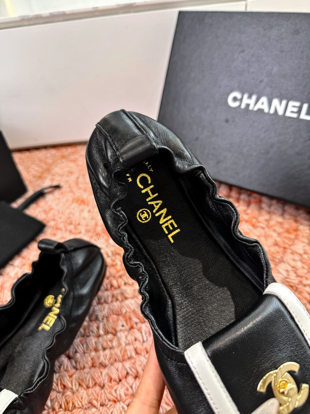 🌾G012😀CHANE*｜小香2026走秀款双C锁扣单鞋凉鞋大方头高跟鞋当巴黎大皇宫的秀场灯光聚焦于足尖