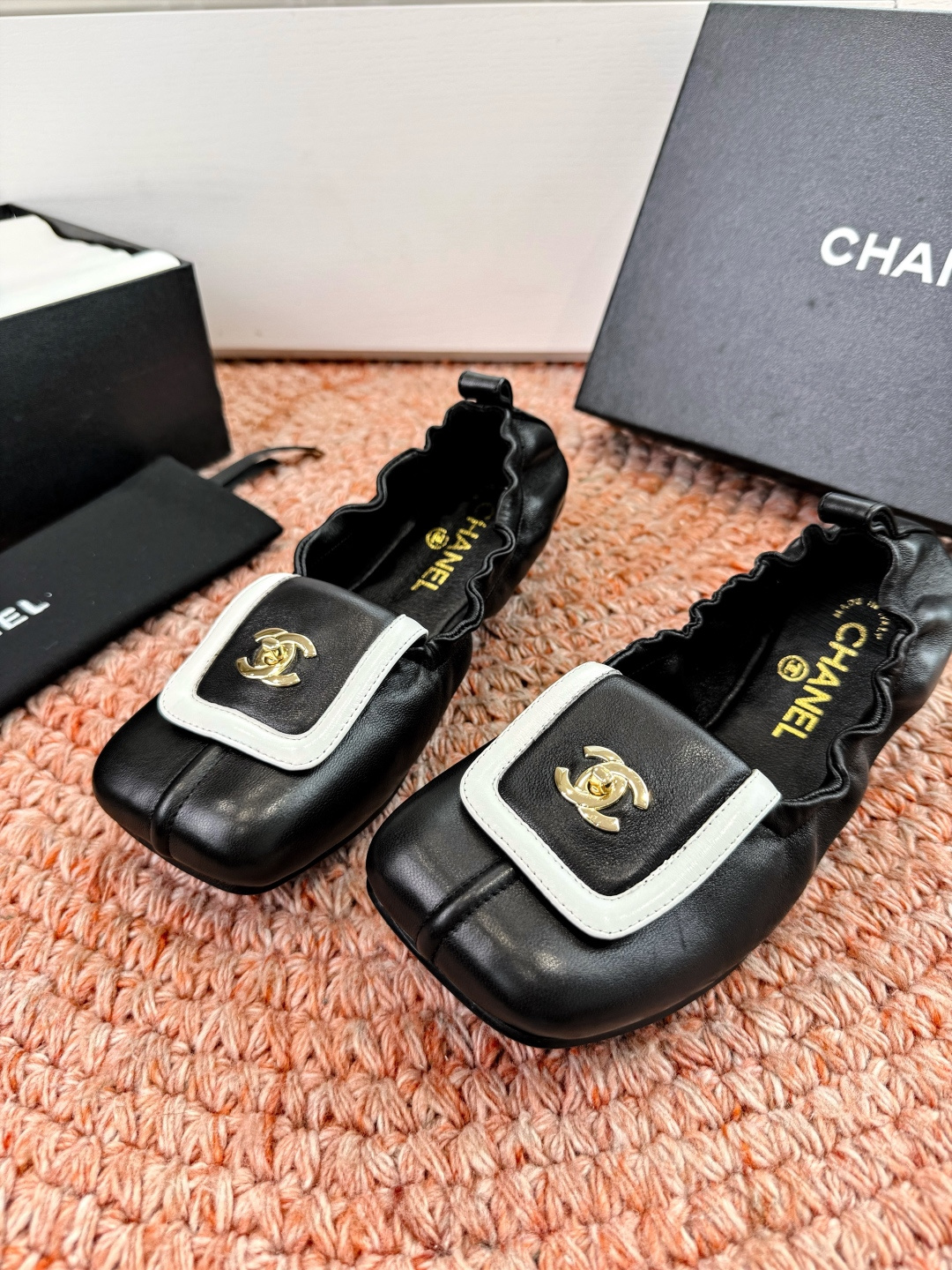 🌾G012😀CHANE*｜小香2026走秀款双C锁扣单鞋凉鞋大方头高跟鞋当巴黎大皇宫的秀场灯光聚焦于足尖