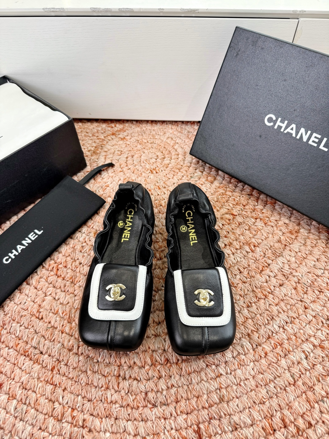 🌾G012😀CHANE*｜小香2026走秀款双C锁扣单鞋凉鞋大方头高跟鞋当巴黎大皇宫的秀场灯光聚焦于足尖