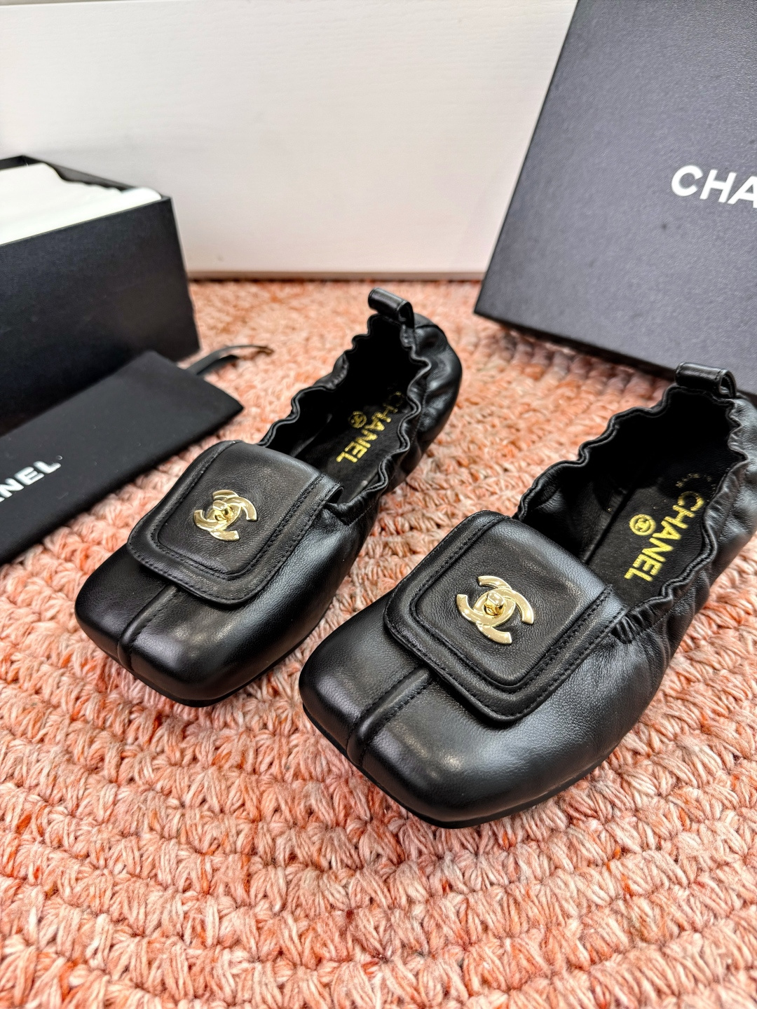 🌾G012😀CHANE*｜小香2026走秀款双C锁扣单鞋凉鞋大方头高跟鞋当巴黎大皇宫的秀场灯光聚焦于足尖