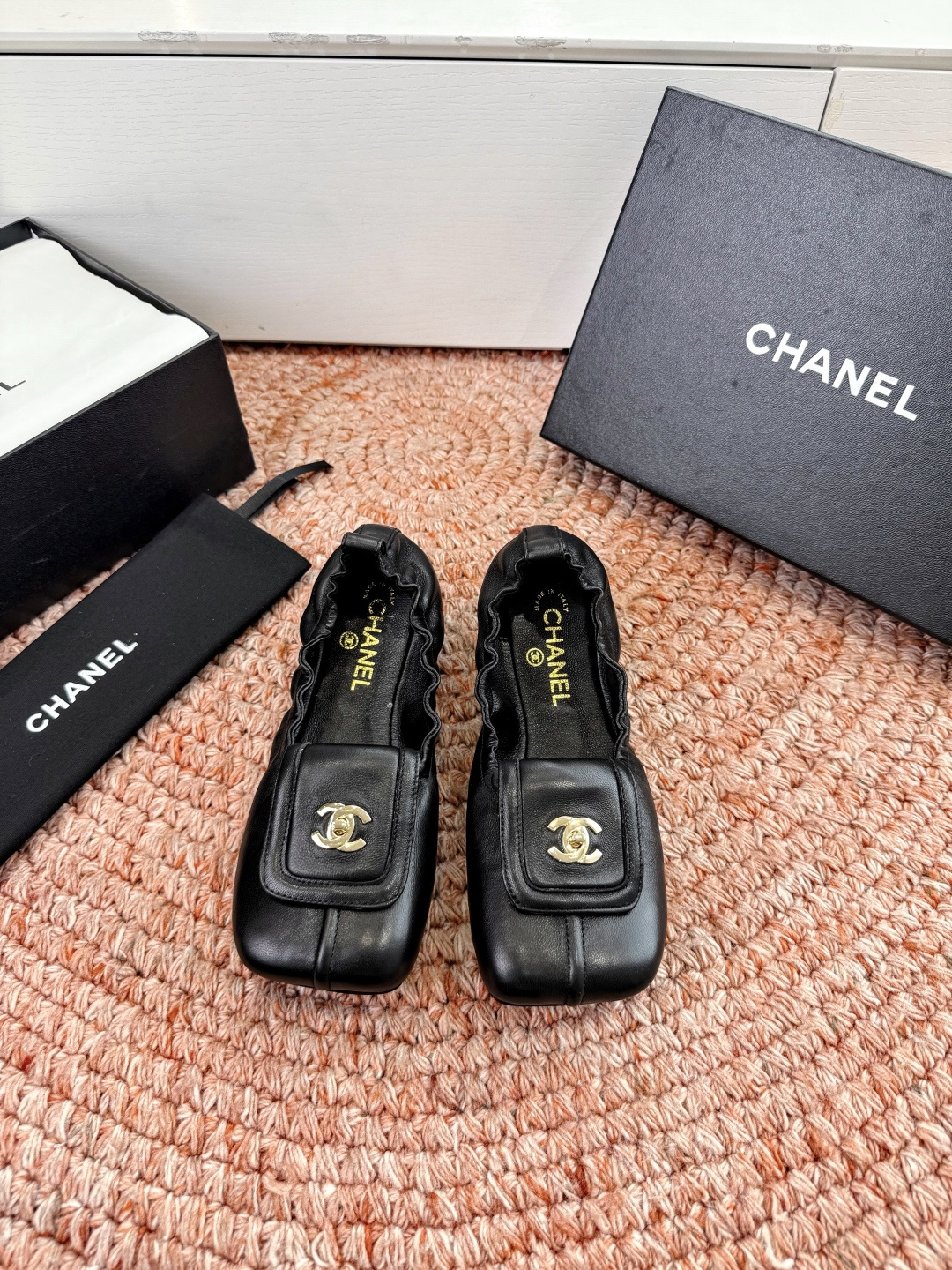 🌾G012😀CHANE*｜小香2026走秀款双C锁扣单鞋凉鞋大方头高跟鞋当巴黎大皇宫的秀场灯光聚焦于足尖