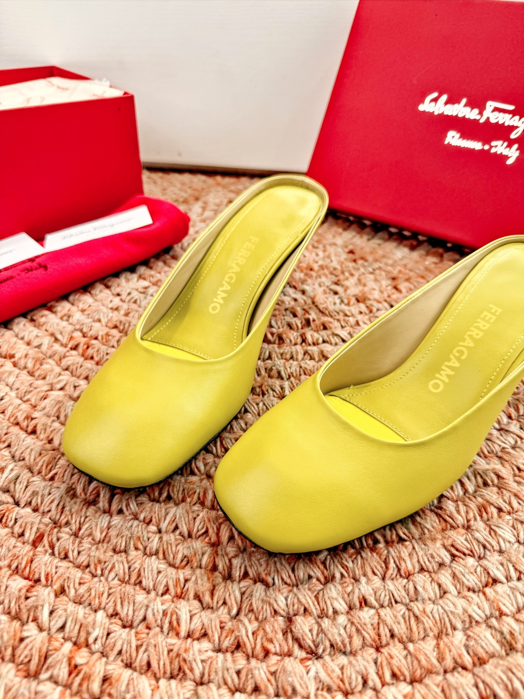 🌾 G238所见即所得代购级 原版一比一复刻顶级FERRAGAMO菲拉格慕女士新版穆勒拖鞋非常百搭，穿着