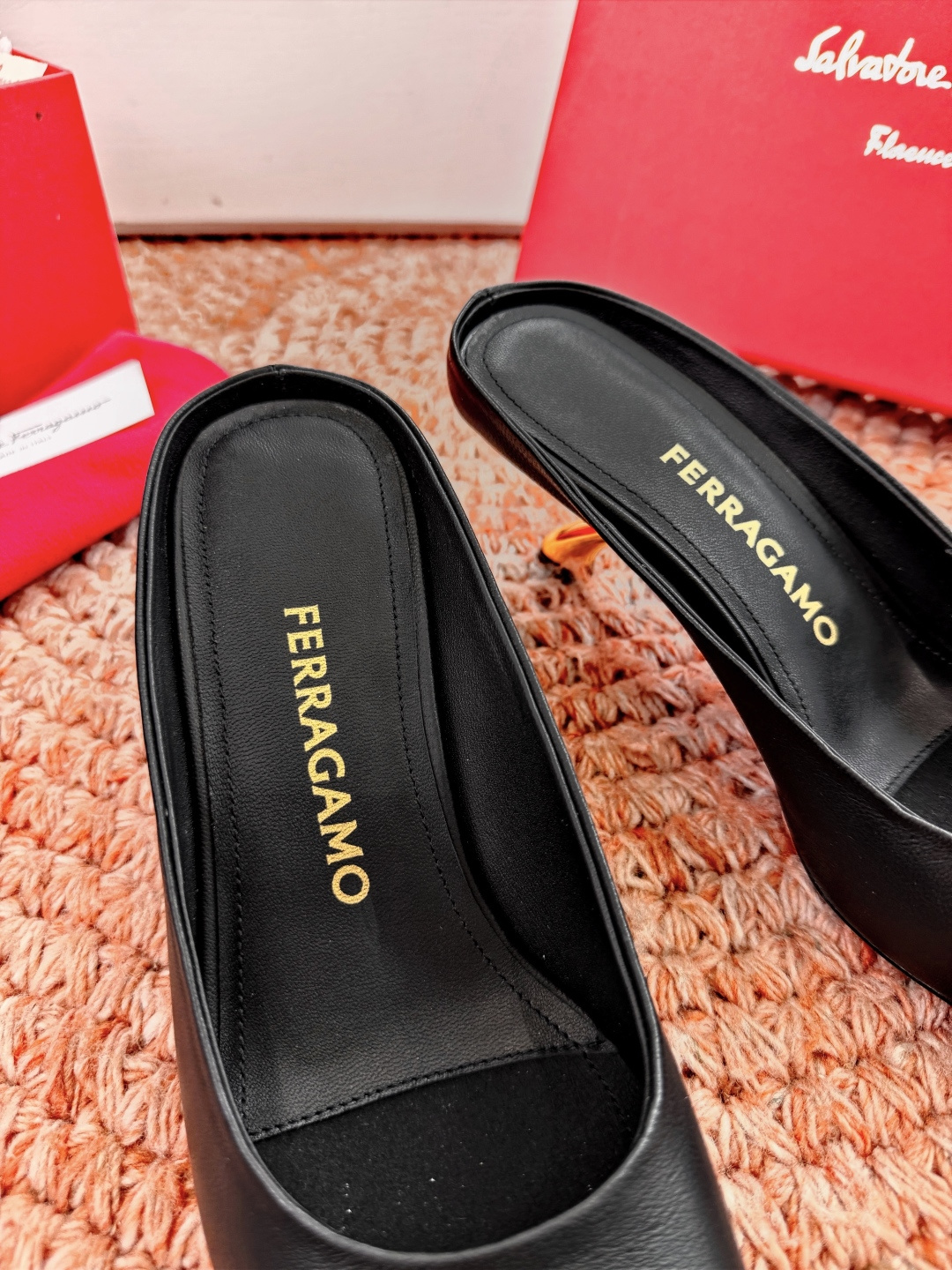 🌾 G238所见即所得代购级 原版一比一复刻顶级FERRAGAMO菲拉格慕女士新版穆勒拖鞋非常百搭，穿着
