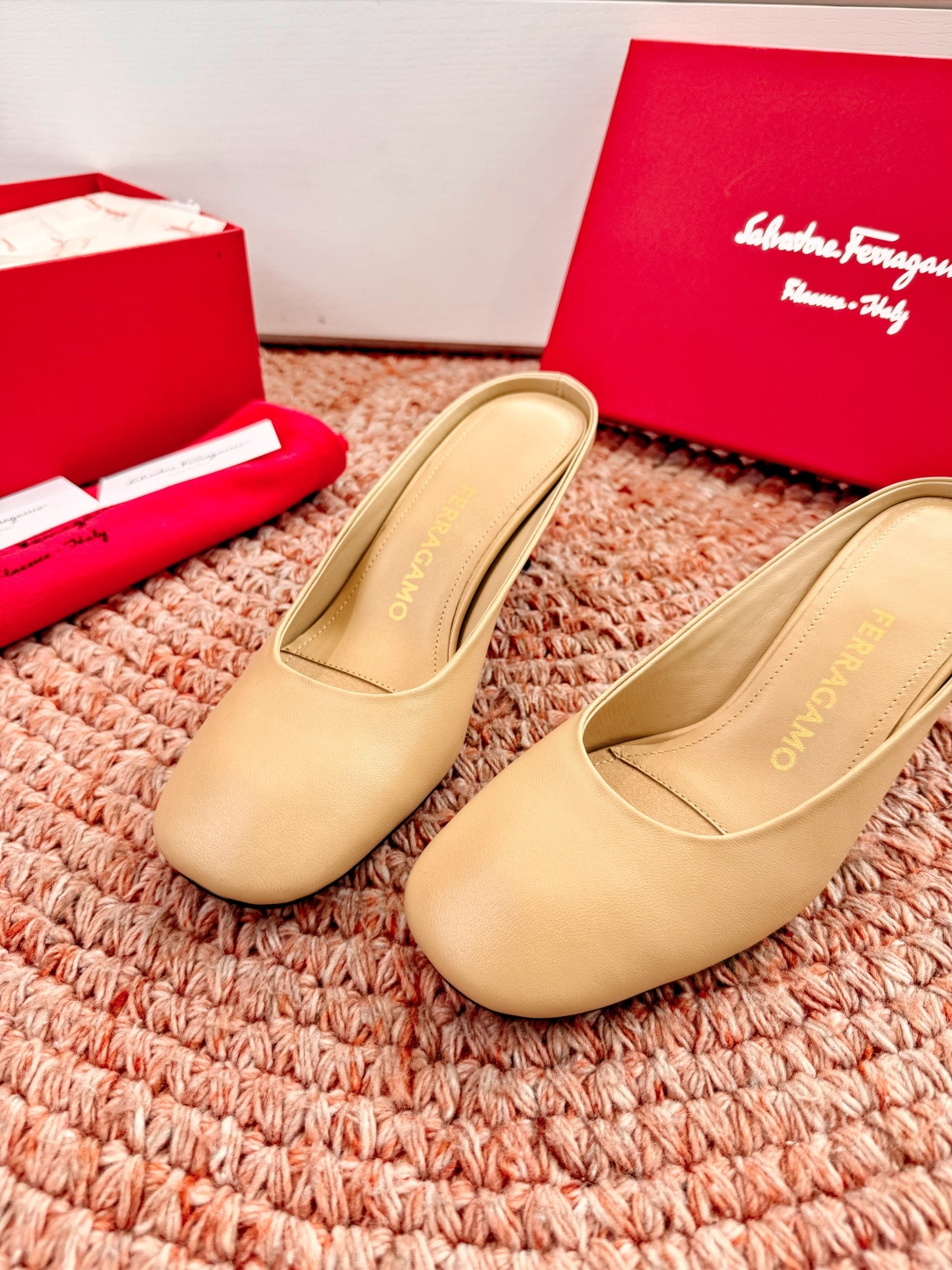 🌾 G238所见即所得代购级 原版一比一复刻顶级FERRAGAMO菲拉格慕女士新版穆勒拖鞋非常百搭，穿着