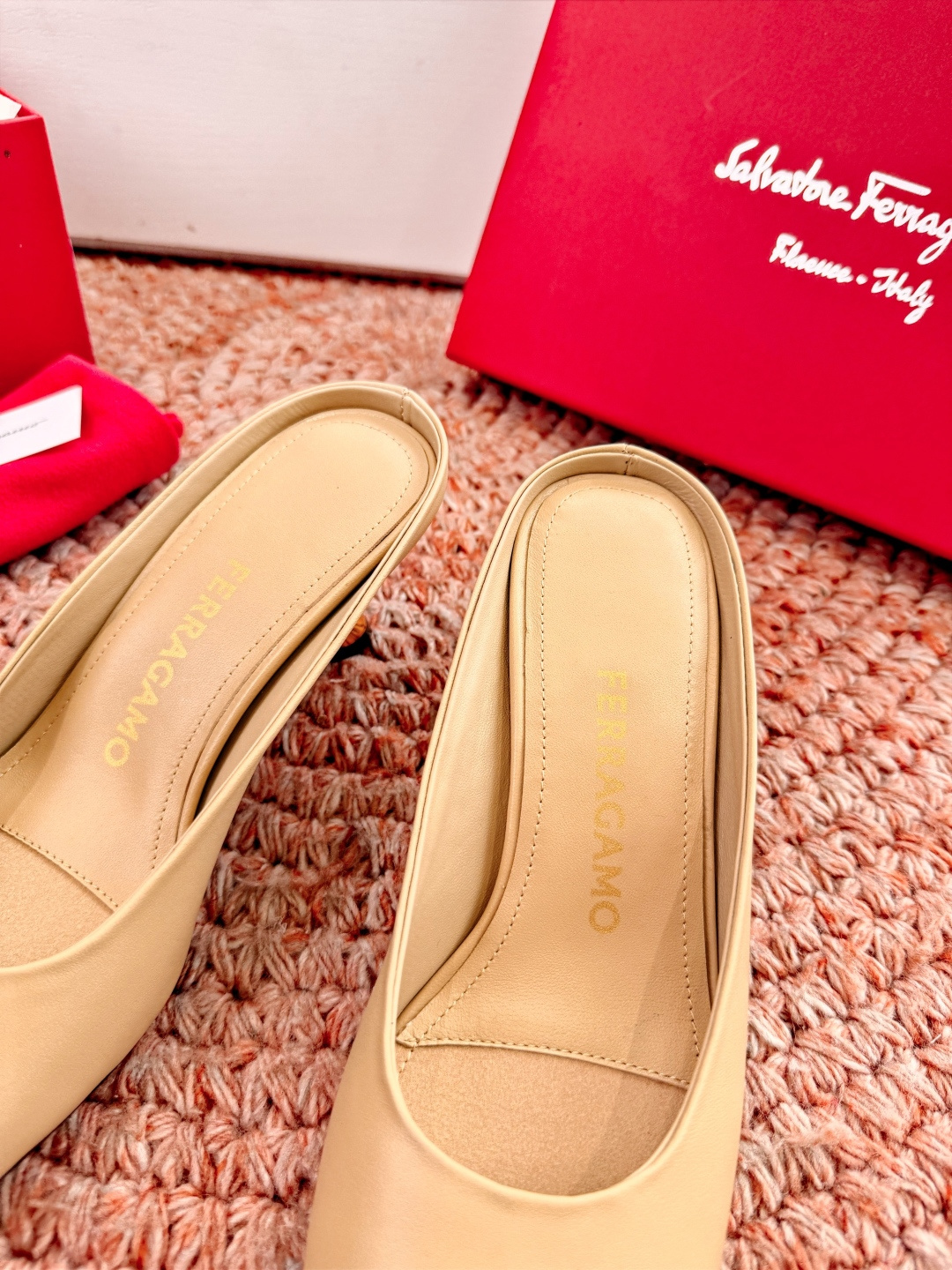 🌾 G238所见即所得代购级 原版一比一复刻顶级FERRAGAMO菲拉格慕女士新版穆勒拖鞋非常百搭，穿着