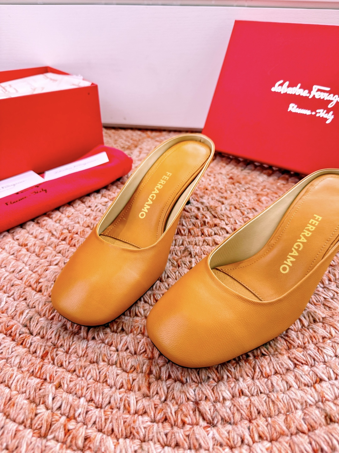 🌾 G238所见即所得代购级 原版一比一复刻顶级FERRAGAMO菲拉格慕女士新版穆勒拖鞋非常百搭，穿着