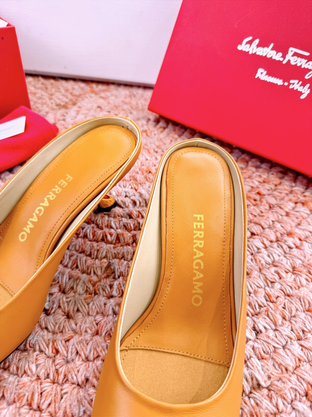 🌾 G238所见即所得代购级 原版一比一复刻顶级FERRAGAMO菲拉格慕女士新版穆勒拖鞋非常百搭，穿着