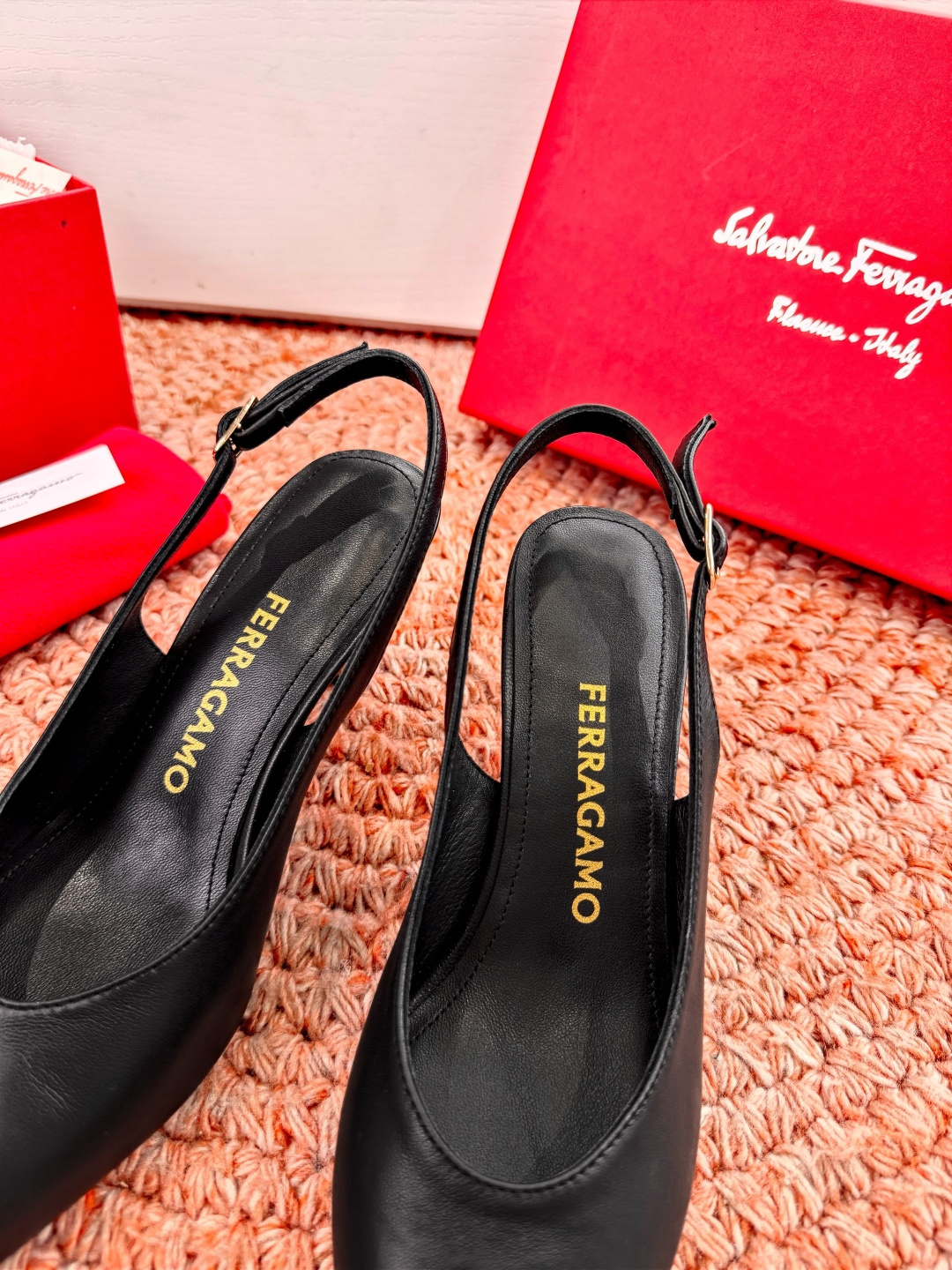 🌾 G238所见即所得代购级 原版一比一复刻顶级FERRAGAMO菲拉格慕女士新版穆勒拖鞋非常百搭，穿着