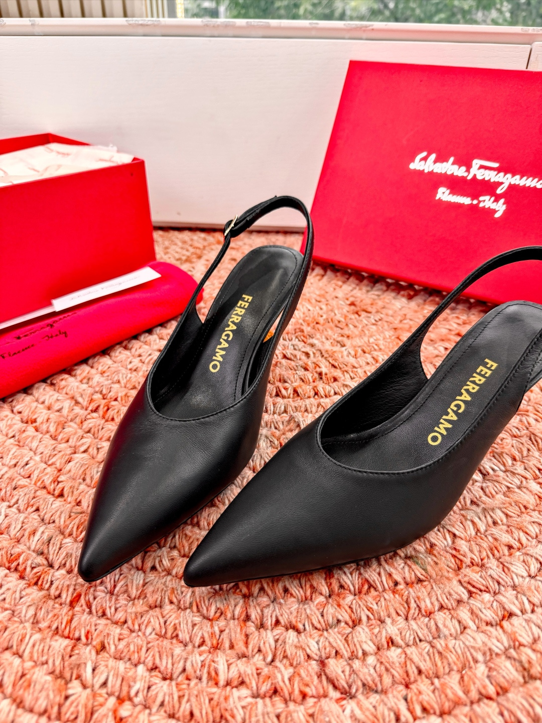 🌾 G238所见即所得代购级 原版一比一复刻顶级FERRAGAMO菲拉格慕女士新版穆勒拖鞋非常百搭，穿着