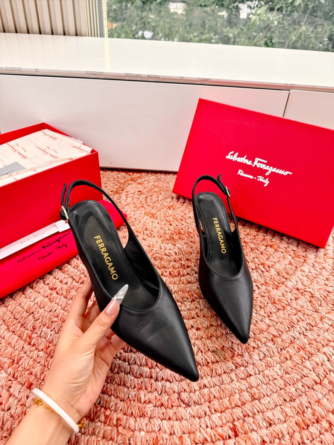 🌾 G238所见即所得代购级 原版一比一复刻顶级FERRAGAMO菲拉格慕女士新版穆勒拖鞋非常百搭，穿着
