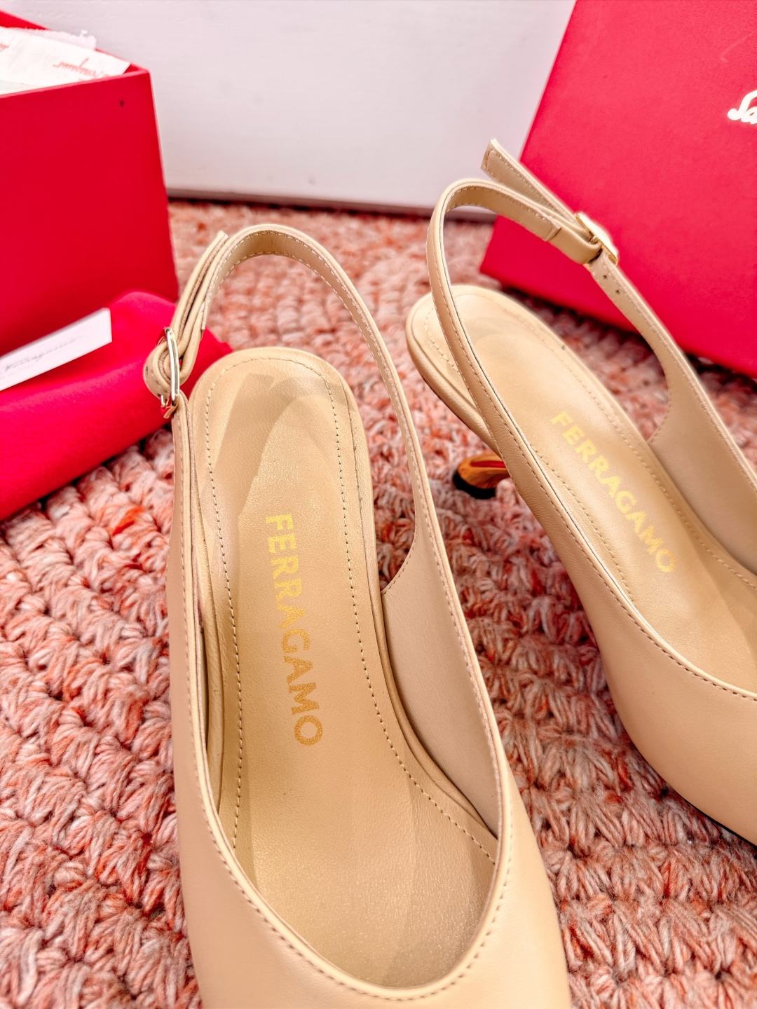 🌾 G238所见即所得代购级 原版一比一复刻顶级FERRAGAMO菲拉格慕女士新版穆勒拖鞋非常百搭，穿着