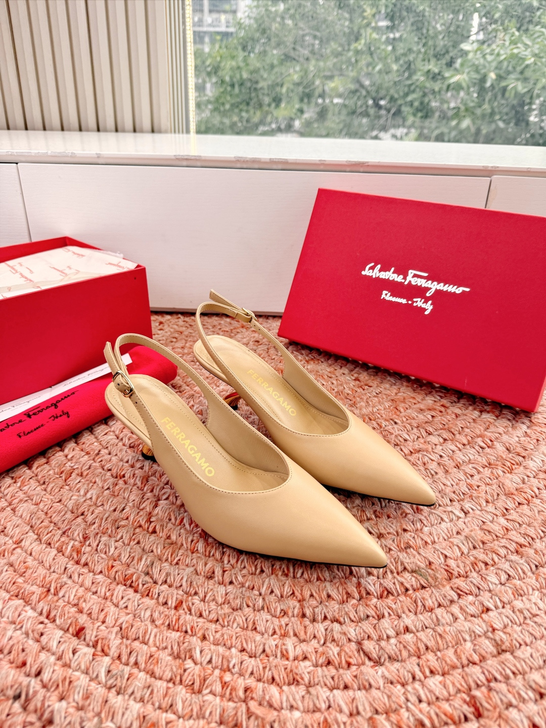 🌾 G238所见即所得代购级 原版一比一复刻顶级FERRAGAMO菲拉格慕女士新版穆勒拖鞋非常百搭，穿着