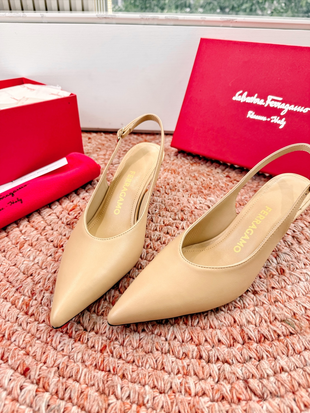 🌾 G238所见即所得代购级 原版一比一复刻顶级FERRAGAMO菲拉格慕女士新版穆勒拖鞋非常百搭，穿着