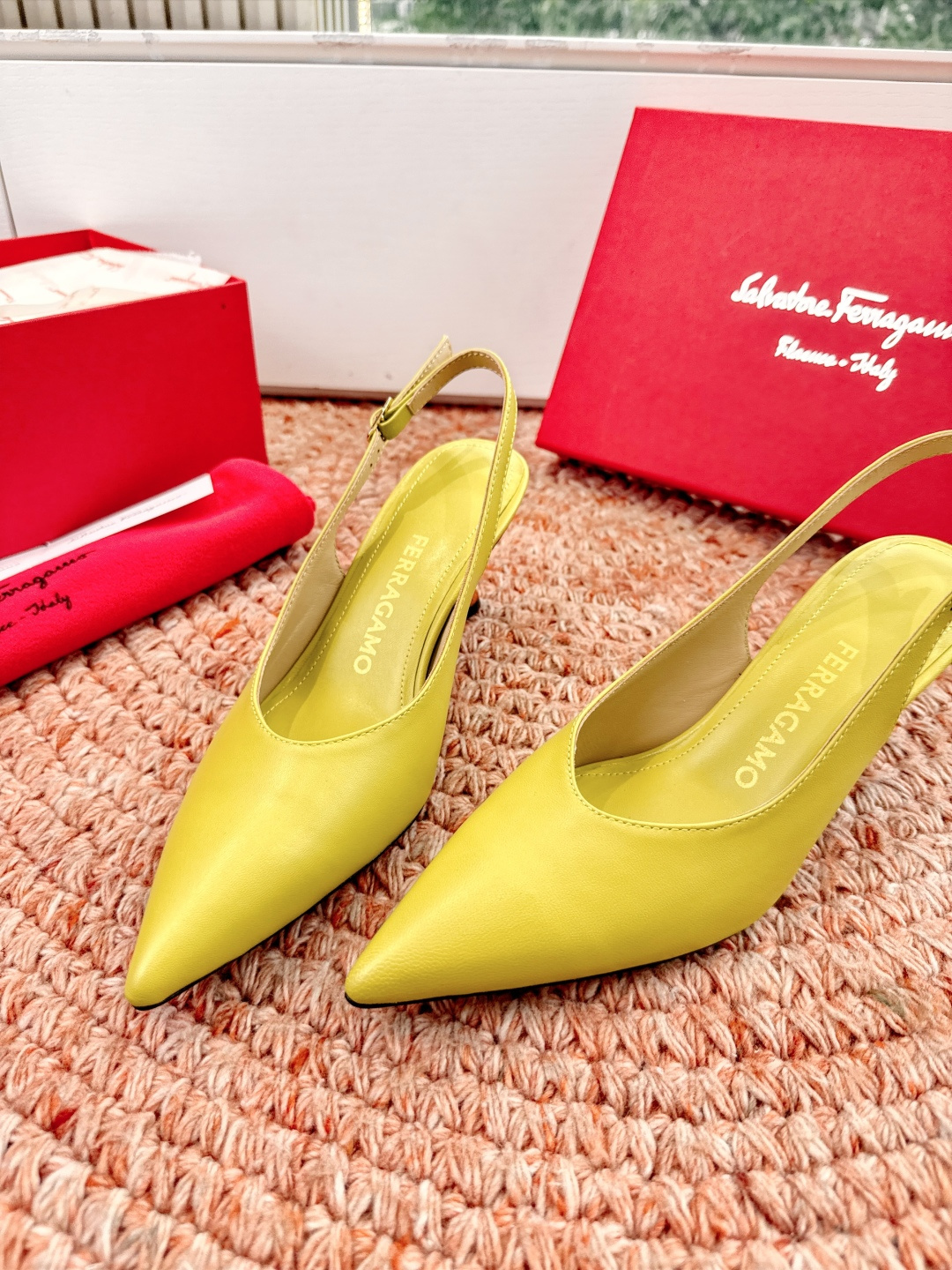 🌾 G238所见即所得代购级 原版一比一复刻顶级FERRAGAMO菲拉格慕女士新版穆勒拖鞋非常百搭，穿着