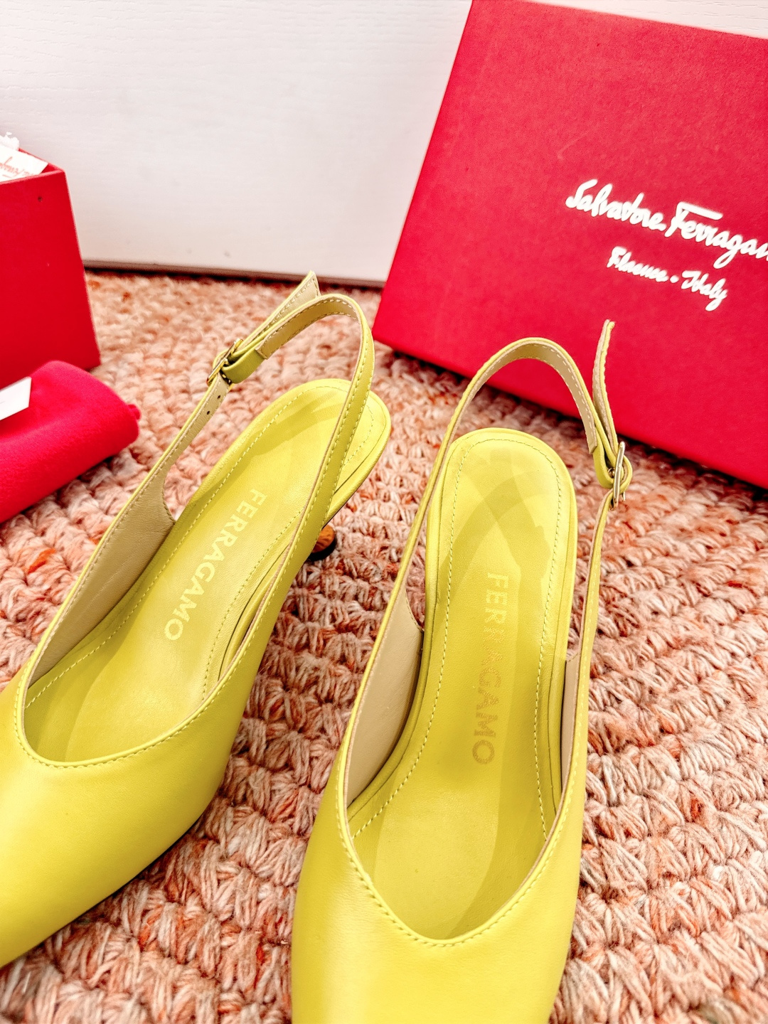 🌾 G238所见即所得代购级 原版一比一复刻顶级FERRAGAMO菲拉格慕女士新版穆勒拖鞋非常百搭，穿着