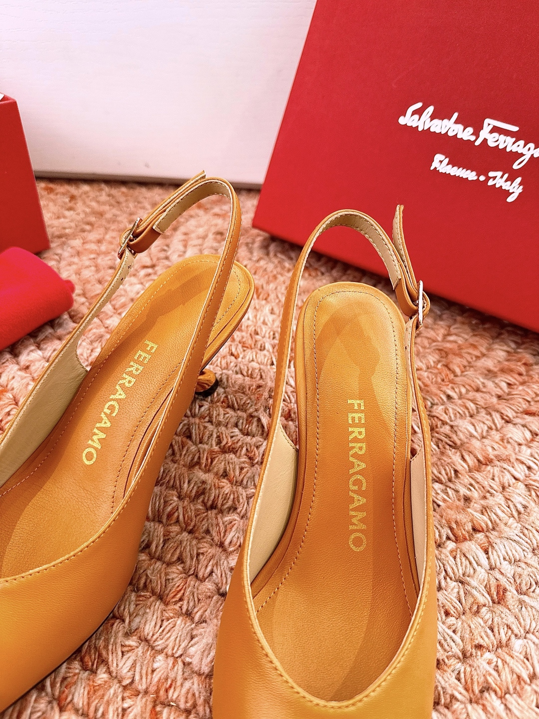 🌾 G238所见即所得代购级 原版一比一复刻顶级FERRAGAMO菲拉格慕女士新版穆勒拖鞋非常百搭，穿着