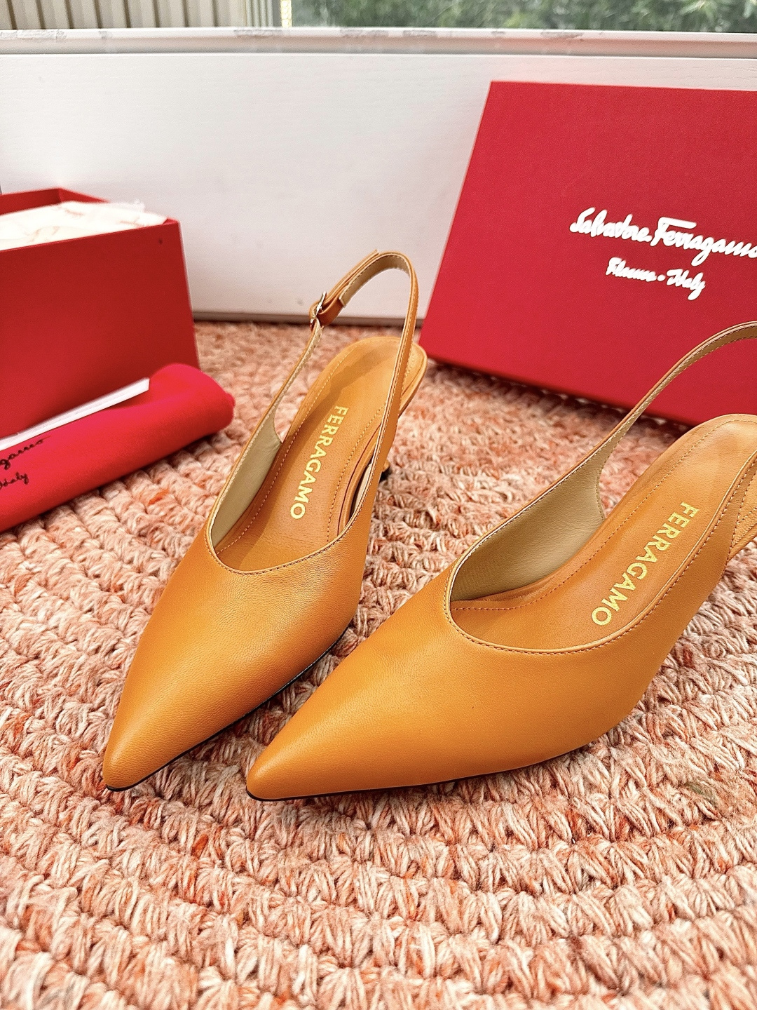 🌾 G238所见即所得代购级 原版一比一复刻顶级FERRAGAMO菲拉格慕女士新版穆勒拖鞋非常百搭，穿着