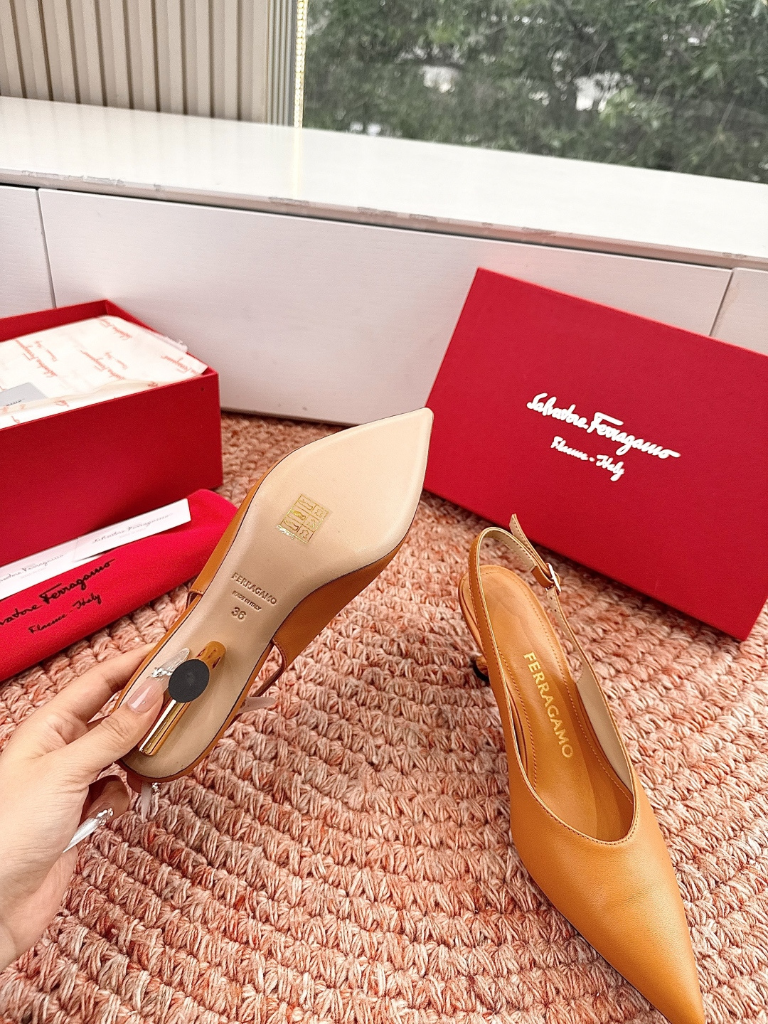 🌾 G238所见即所得代购级 原版一比一复刻顶级FERRAGAMO菲拉格慕女士新版穆勒拖鞋非常百搭，穿着