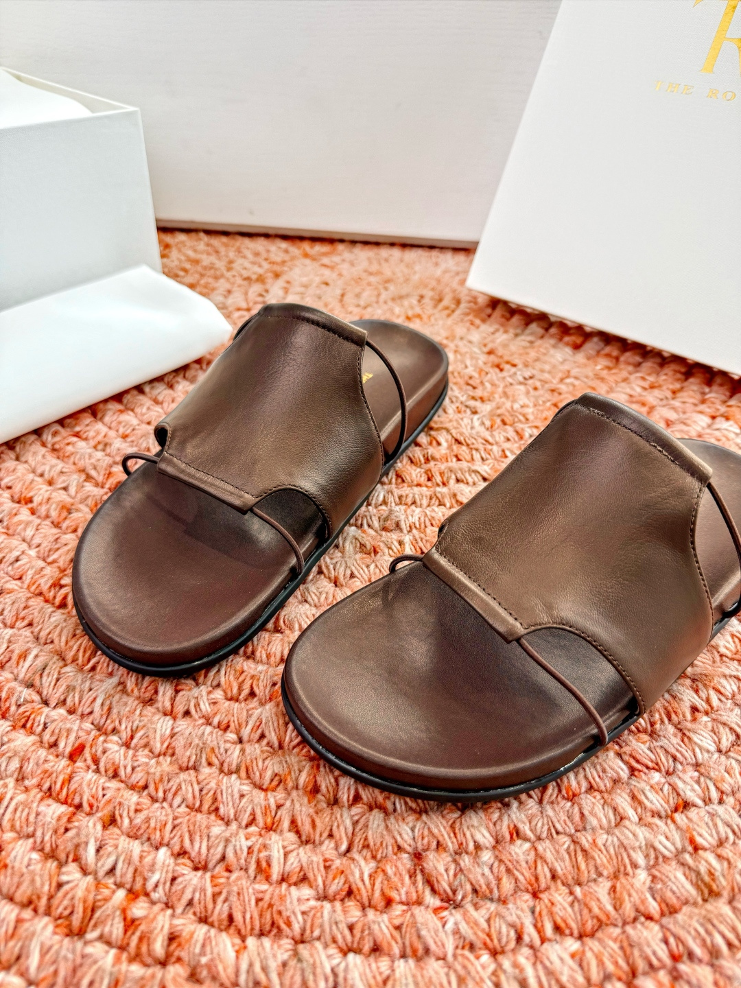 🌾G679所见即所得The row2026新款拖鞋凉鞋会看到会做到这么精细、而且对脚的包容性特别强，把脚