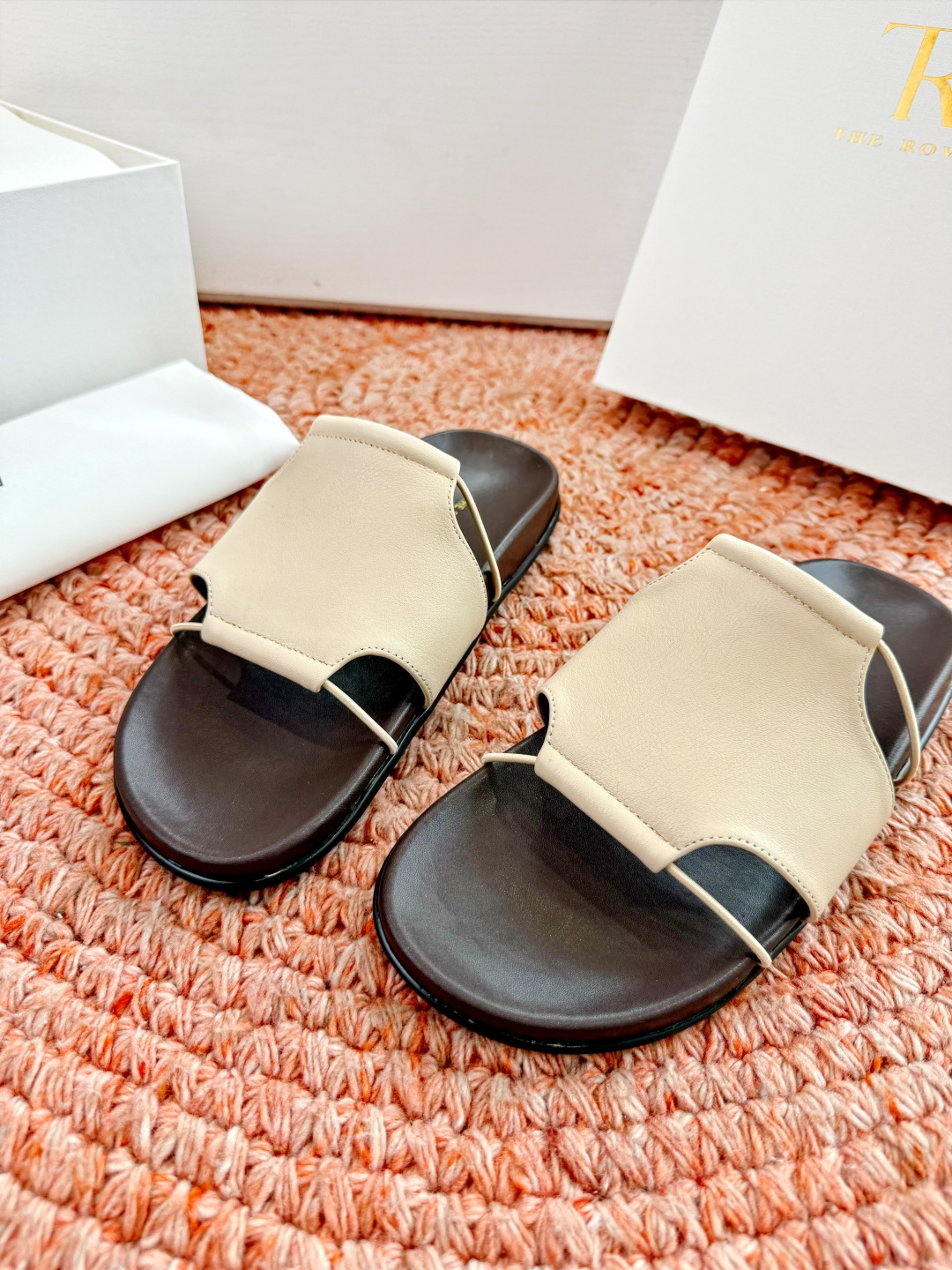 🌾G679所见即所得The row2026新款拖鞋凉鞋会看到会做到这么精细、而且对脚的包容性特别强，把脚