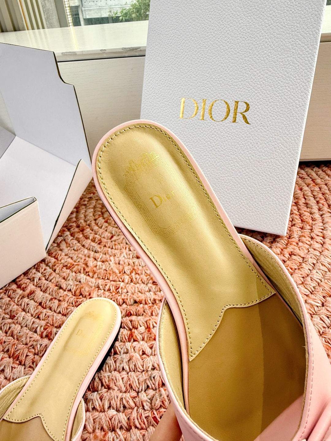 🌾G030顶级品质Dior/迪奥26WF早春新蝴蝶结拖鞋凉鞋标志性金属D字扣缀于鞋头侧畔哑光鎏金质感低调