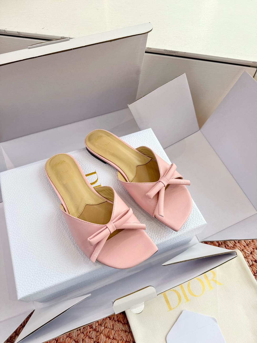 🌾G030顶级品质Dior/迪奥26WF早春新蝴蝶结拖鞋凉鞋标志性金属D字扣缀于鞋头侧畔哑光鎏金质感低调