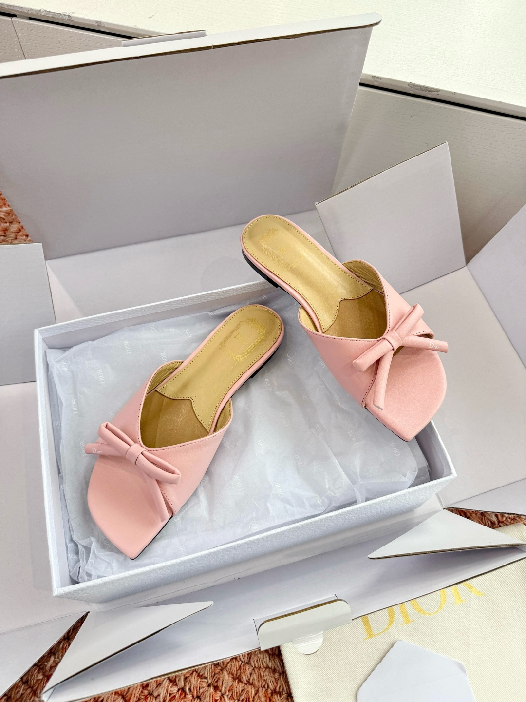 🌾G030顶级品质Dior/迪奥26WF早春新蝴蝶结拖鞋凉鞋标志性金属D字扣缀于鞋头侧畔哑光鎏金质感低调