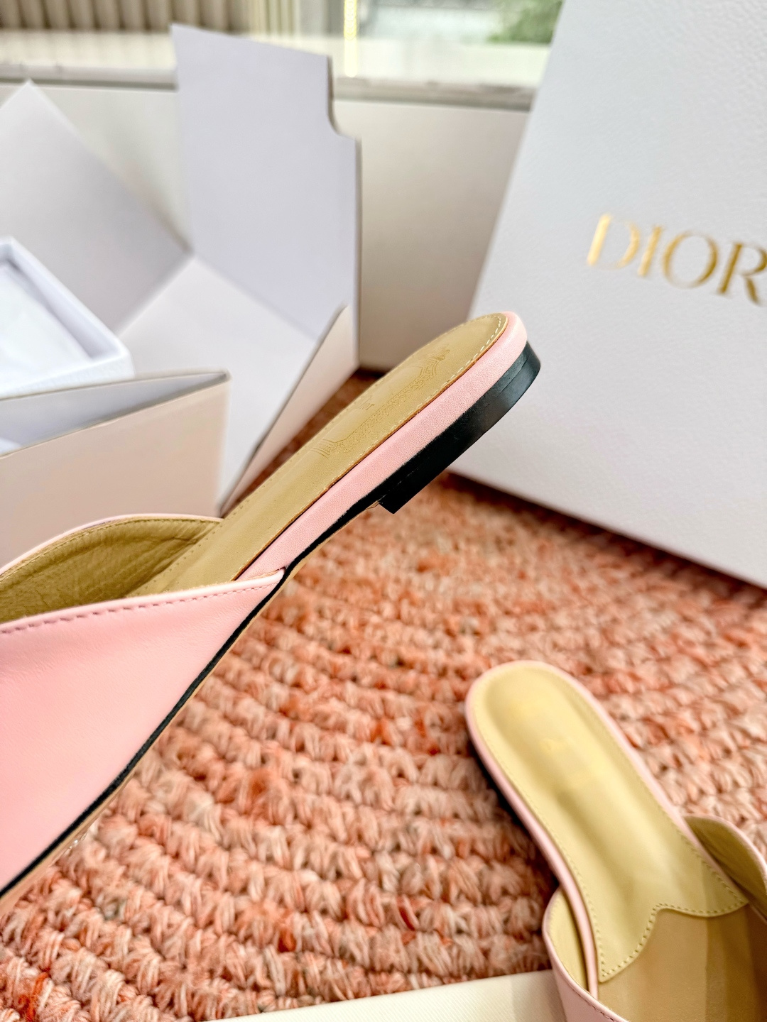 🌾G030顶级品质Dior/迪奥26WF早春新蝴蝶结拖鞋凉鞋标志性金属D字扣缀于鞋头侧畔哑光鎏金质感低调
