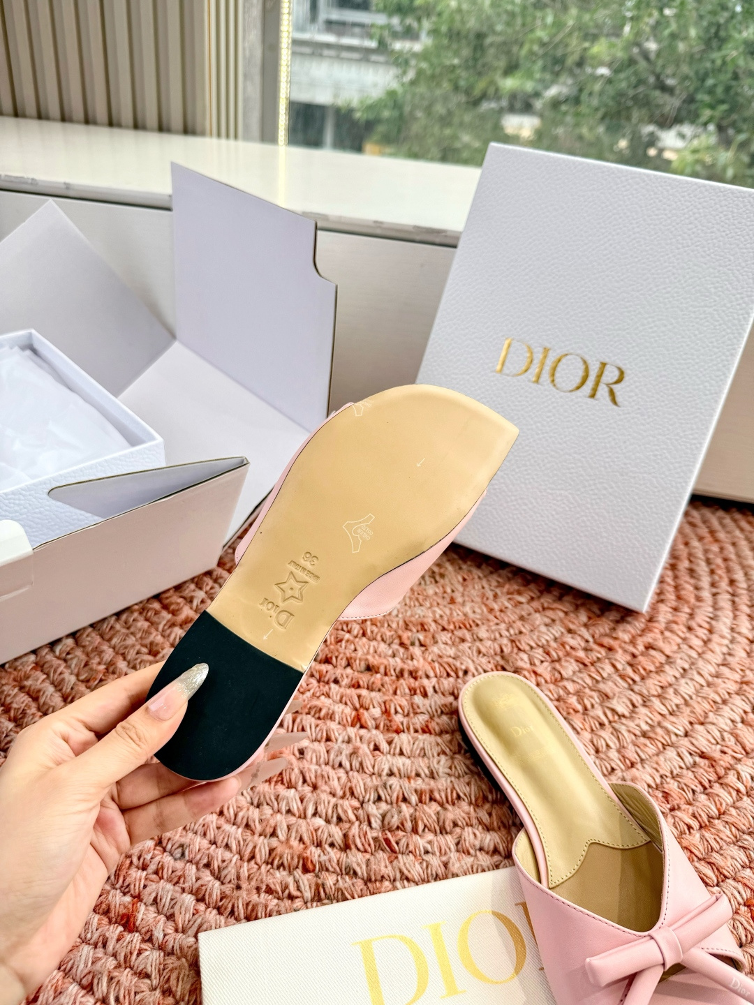 🌾G030顶级品质Dior/迪奥26WF早春新蝴蝶结拖鞋凉鞋标志性金属D字扣缀于鞋头侧畔哑光鎏金质感低调