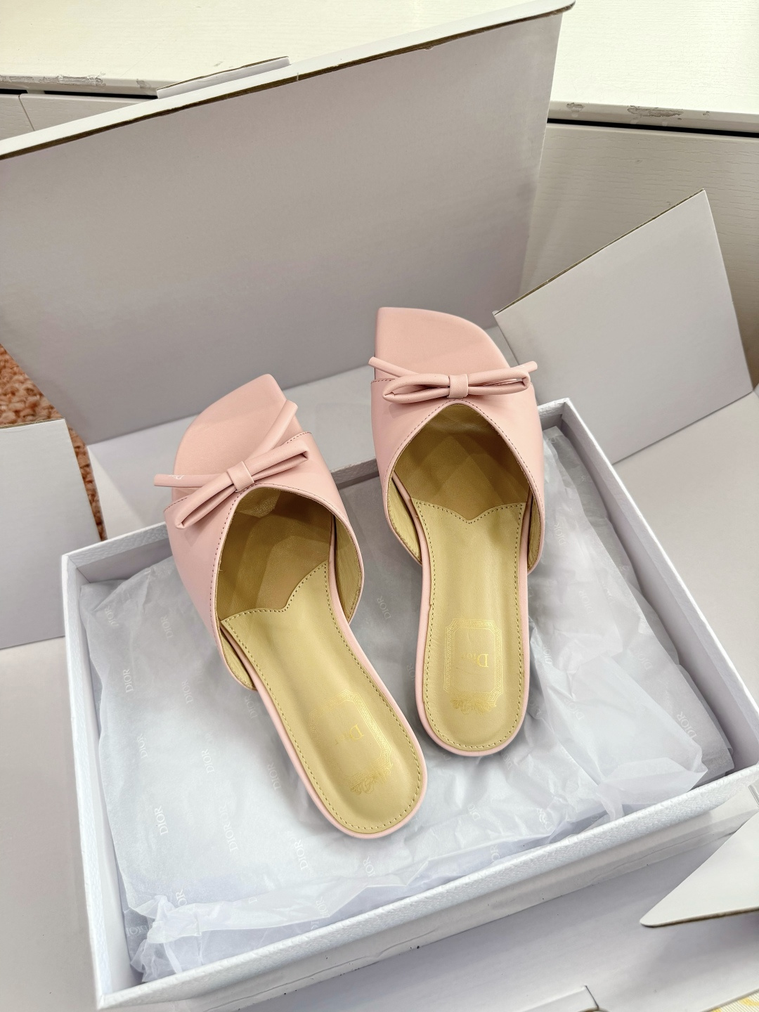 🌾G030顶级品质Dior/迪奥26WF早春新蝴蝶结拖鞋凉鞋标志性金属D字扣缀于鞋头侧畔哑光鎏金质感低调