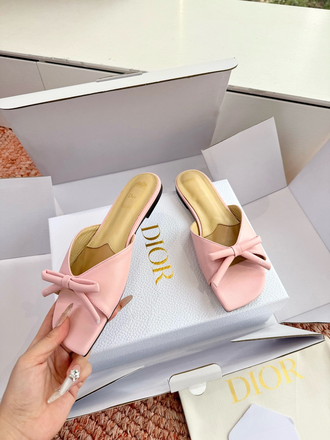 🌾G030顶级品质Dior/迪奥26WF早春新蝴蝶结拖鞋凉鞋标志性金属D字扣缀于鞋头侧畔哑光鎏金质感低调