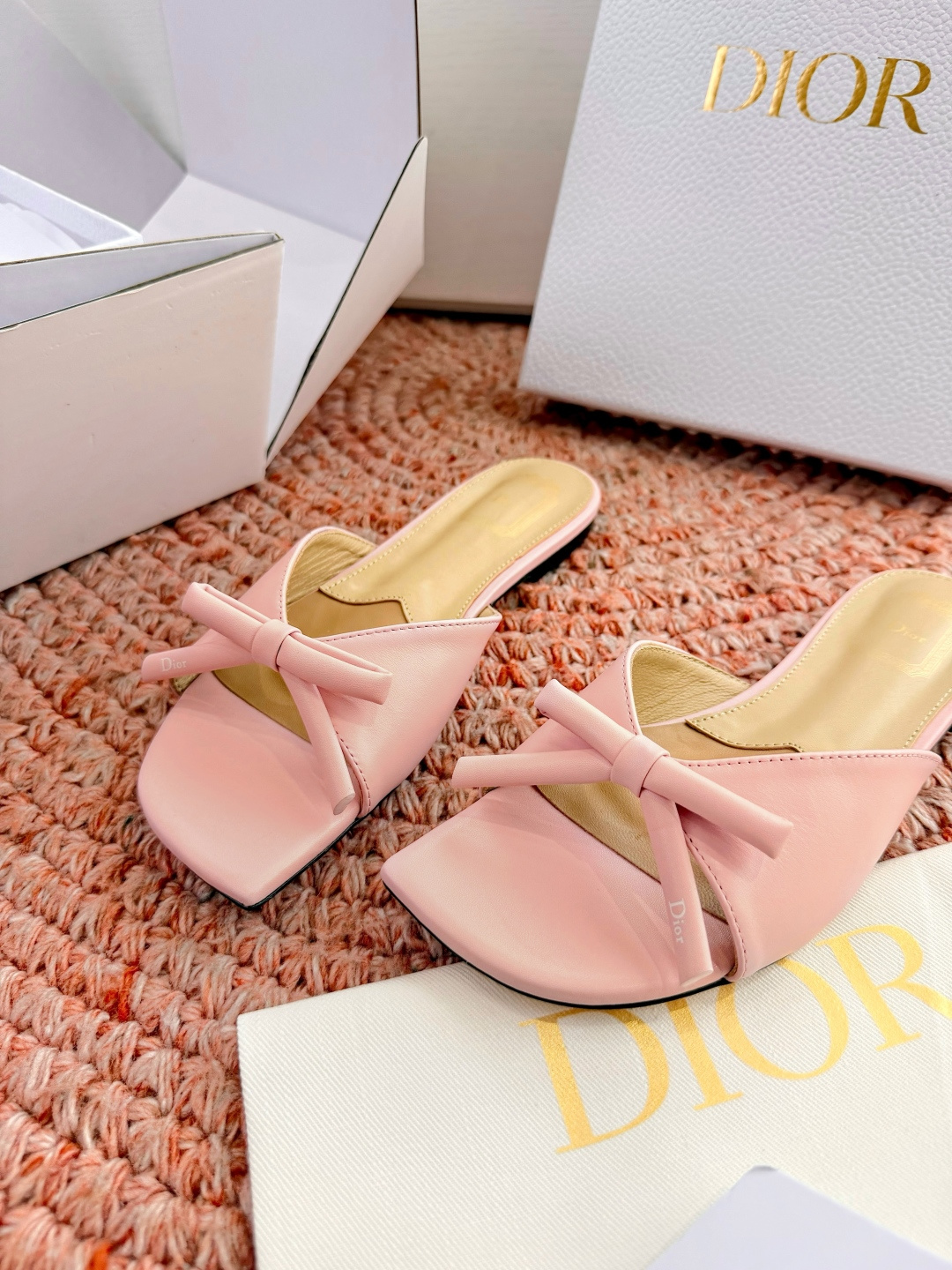 🌾G030顶级品质Dior/迪奥26WF早春新蝴蝶结拖鞋凉鞋标志性金属D字扣缀于鞋头侧畔哑光鎏金质感低调