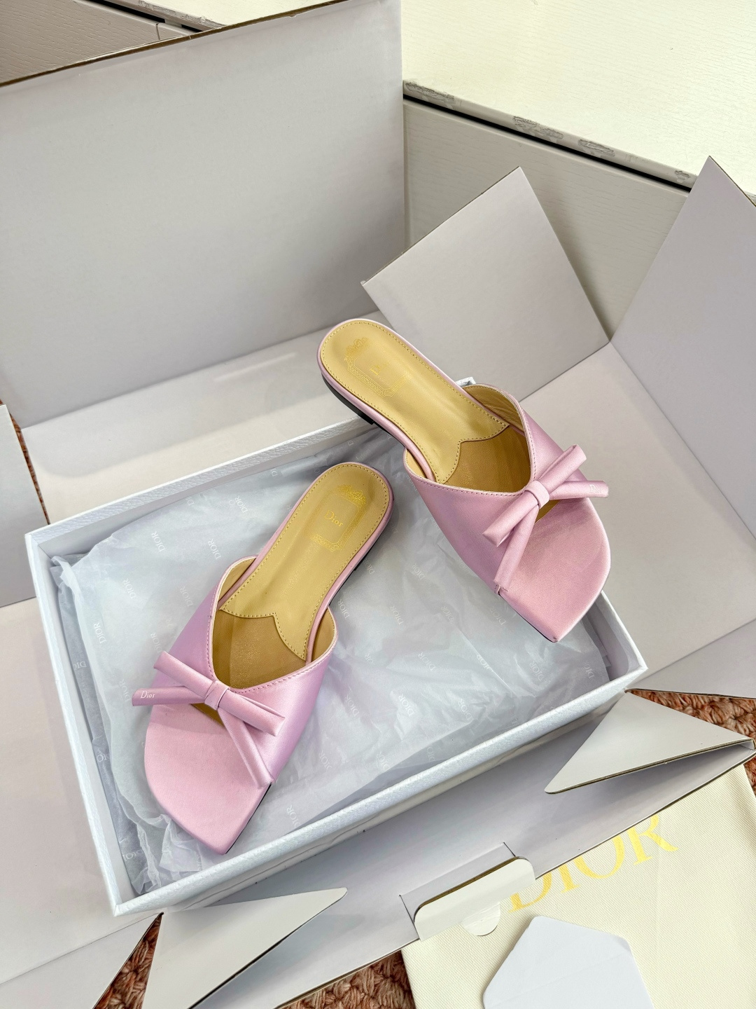 🌾G030顶级品质Dior/迪奥26WF早春新蝴蝶结拖鞋凉鞋标志性金属D字扣缀于鞋头侧畔哑光鎏金质感低调