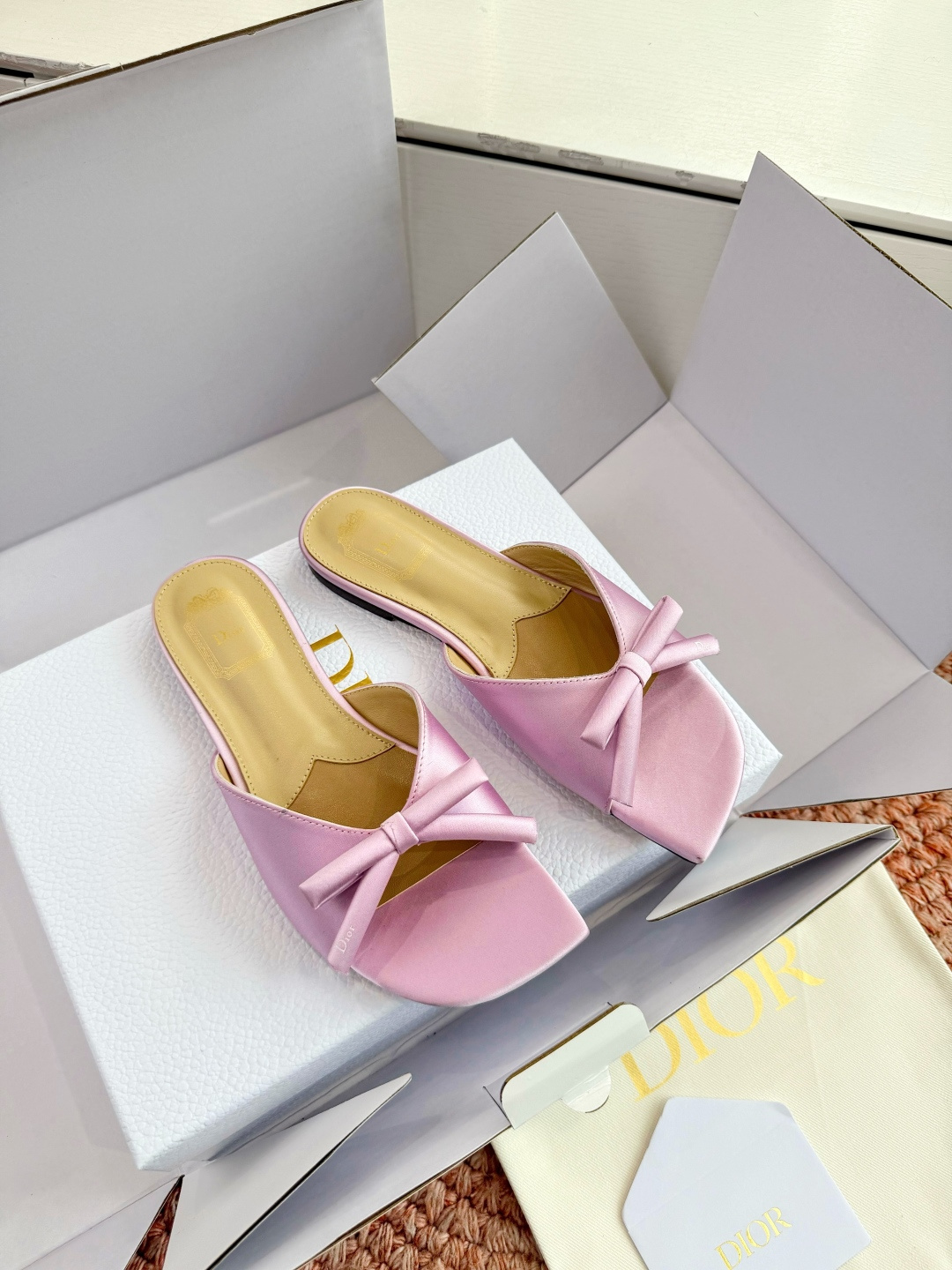 🌾G030顶级品质Dior/迪奥26WF早春新蝴蝶结拖鞋凉鞋标志性金属D字扣缀于鞋头侧畔哑光鎏金质感低调