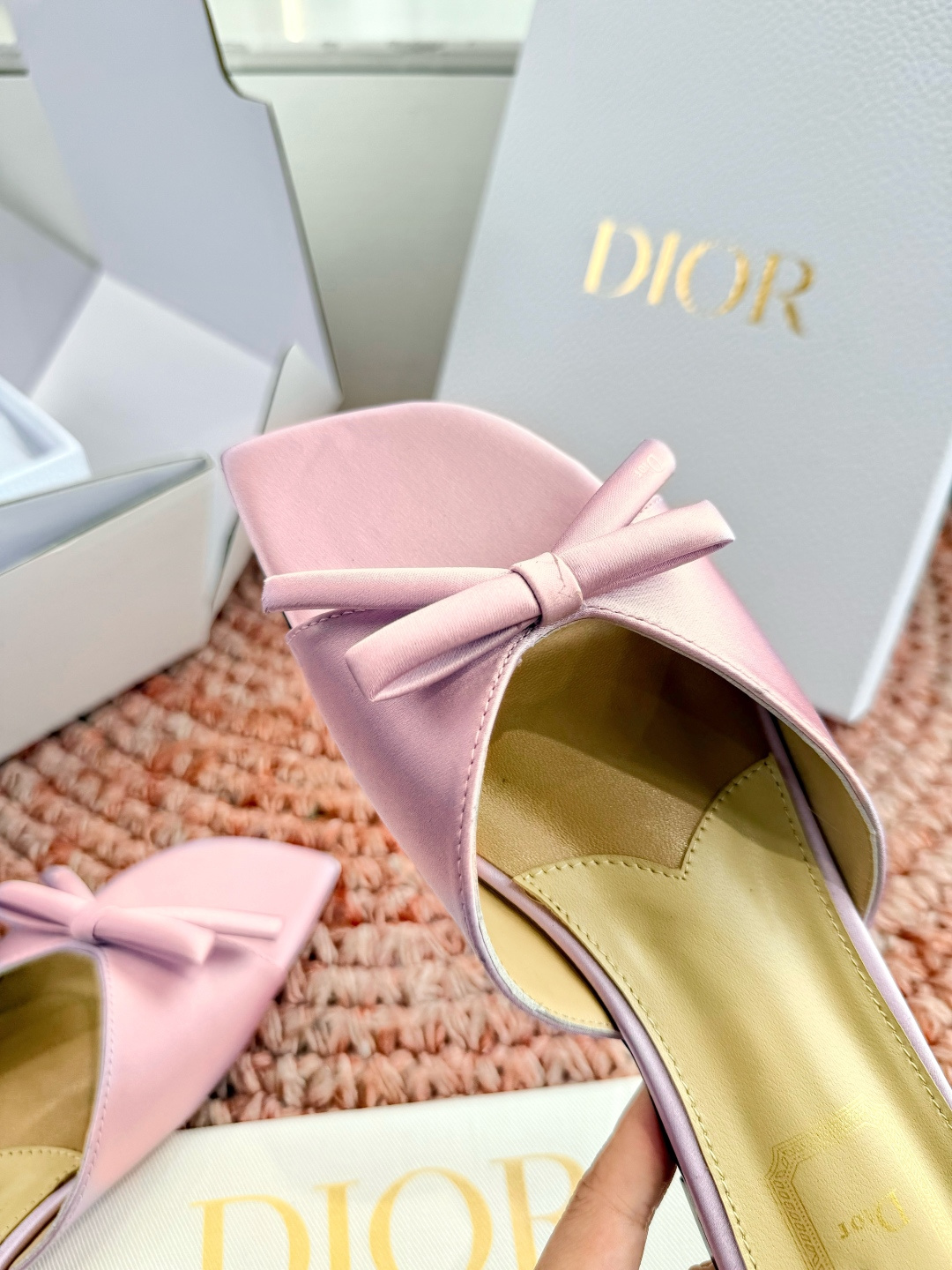 🌾G030顶级品质Dior/迪奥26WF早春新蝴蝶结拖鞋凉鞋标志性金属D字扣缀于鞋头侧畔哑光鎏金质感低调