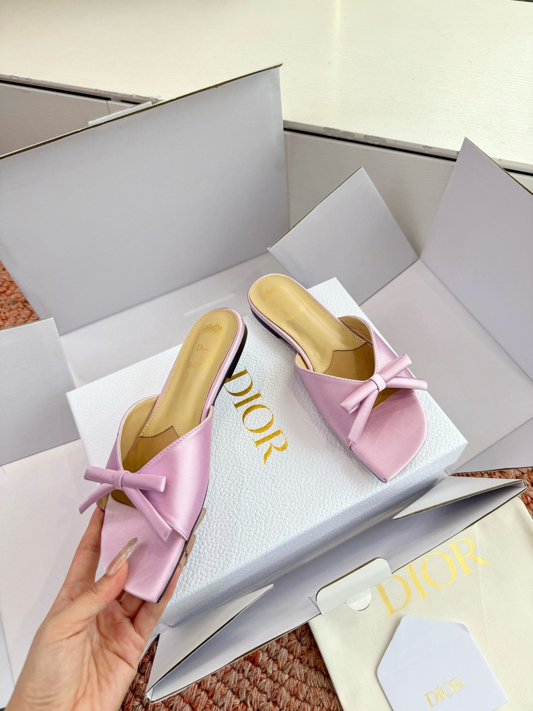 🌾G030顶级品质Dior/迪奥26WF早春新蝴蝶结拖鞋凉鞋标志性金属D字扣缀于鞋头侧畔哑光鎏金质感低调