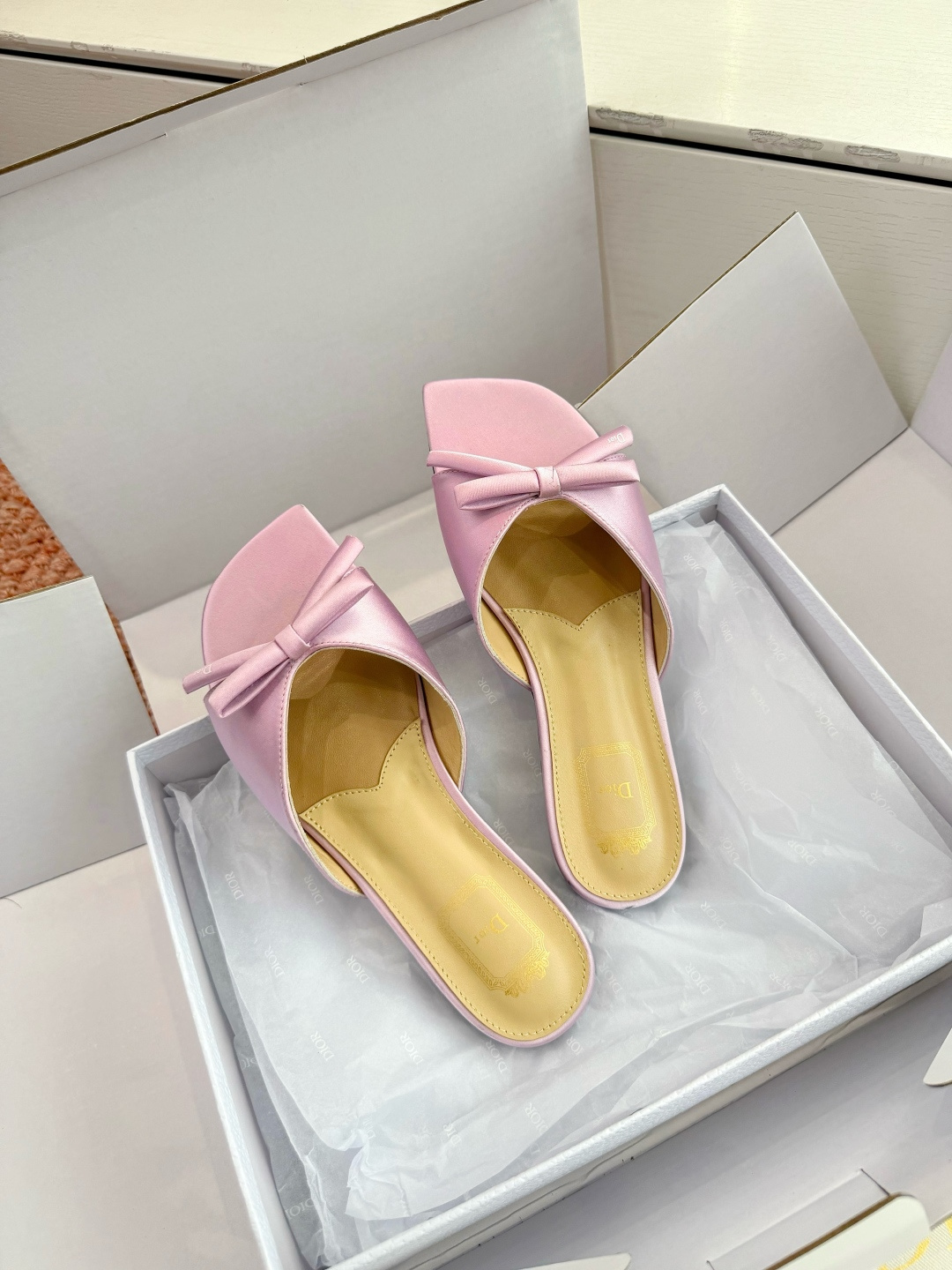 🌾G030顶级品质Dior/迪奥26WF早春新蝴蝶结拖鞋凉鞋标志性金属D字扣缀于鞋头侧畔哑光鎏金质感低调