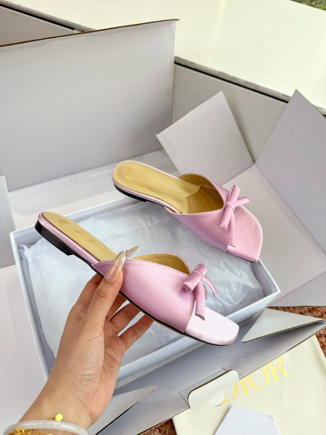 🌾G030顶级品质Dior/迪奥26WF早春新蝴蝶结拖鞋凉鞋标志性金属D字扣缀于鞋头侧畔哑光鎏金质感低调