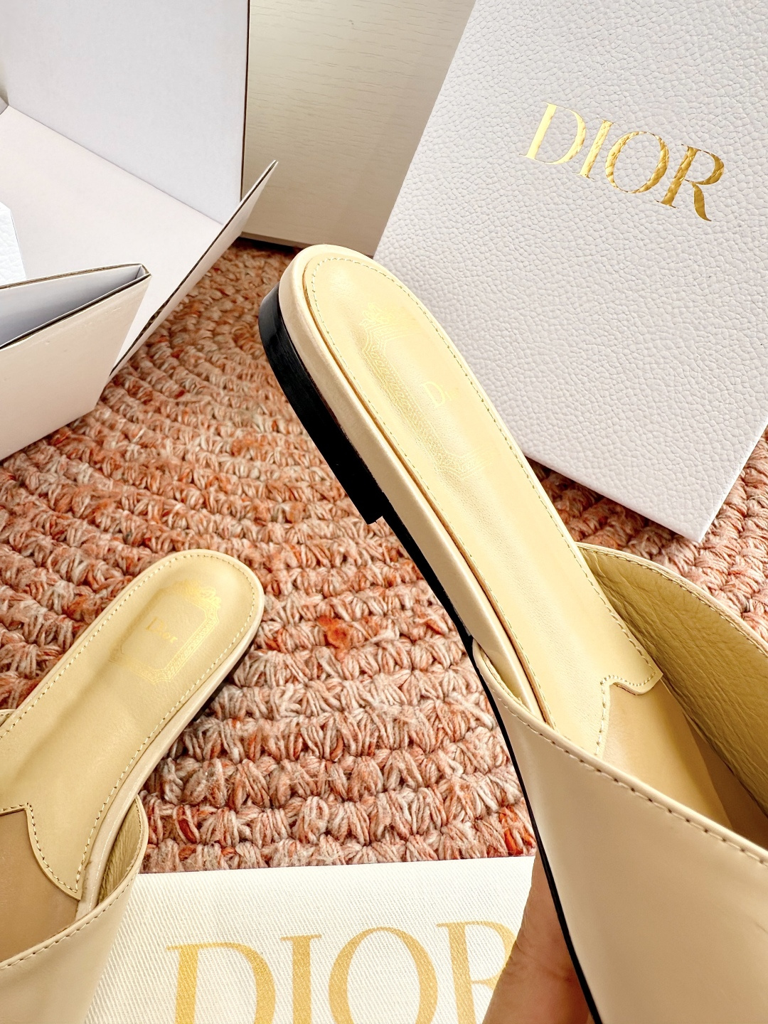 🌾G030顶级品质Dior/迪奥26WF早春新蝴蝶结拖鞋凉鞋标志性金属D字扣缀于鞋头侧畔哑光鎏金质感低调