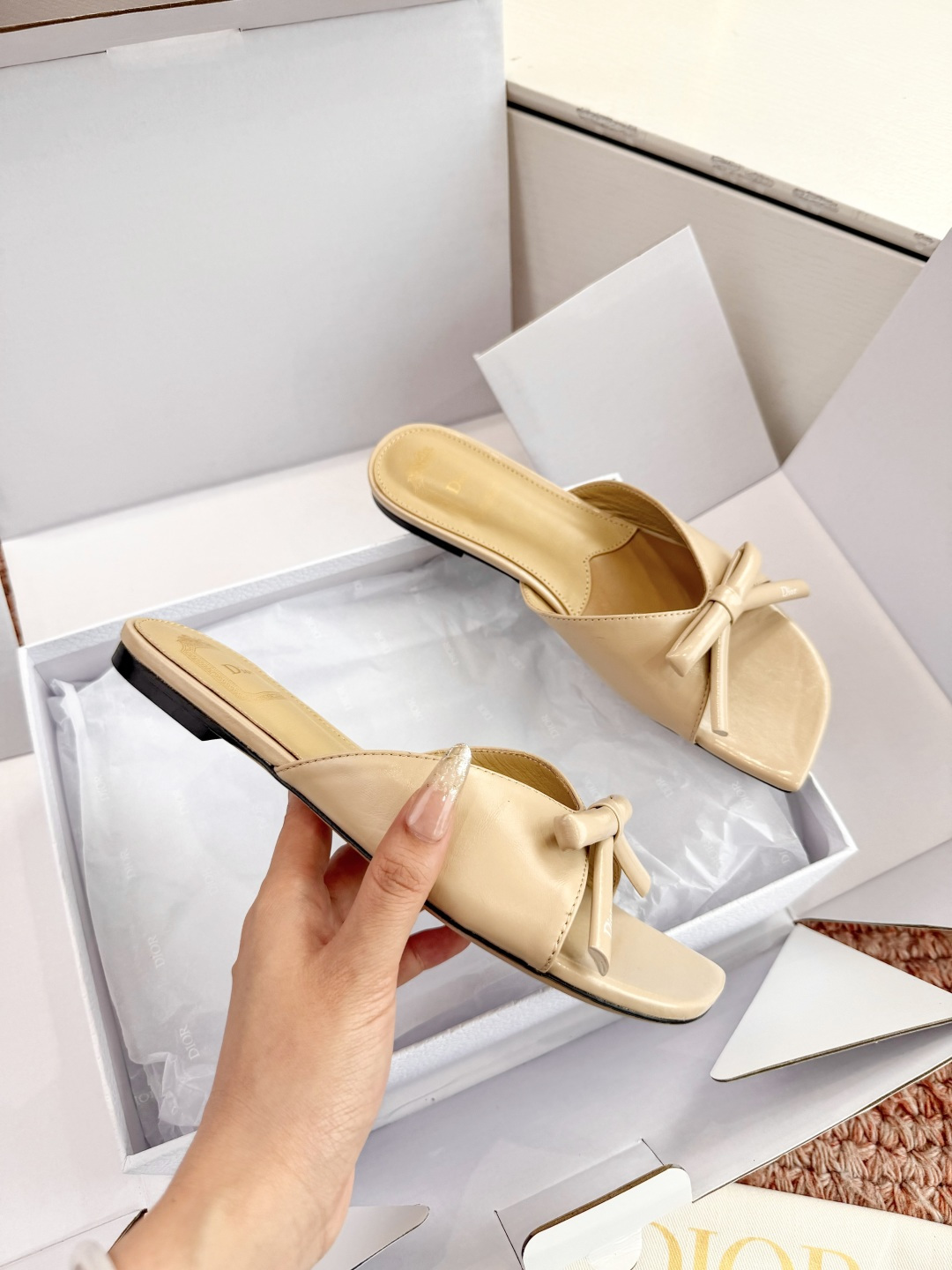 🌾G030顶级品质Dior/迪奥26WF早春新蝴蝶结拖鞋凉鞋标志性金属D字扣缀于鞋头侧畔哑光鎏金质感低调