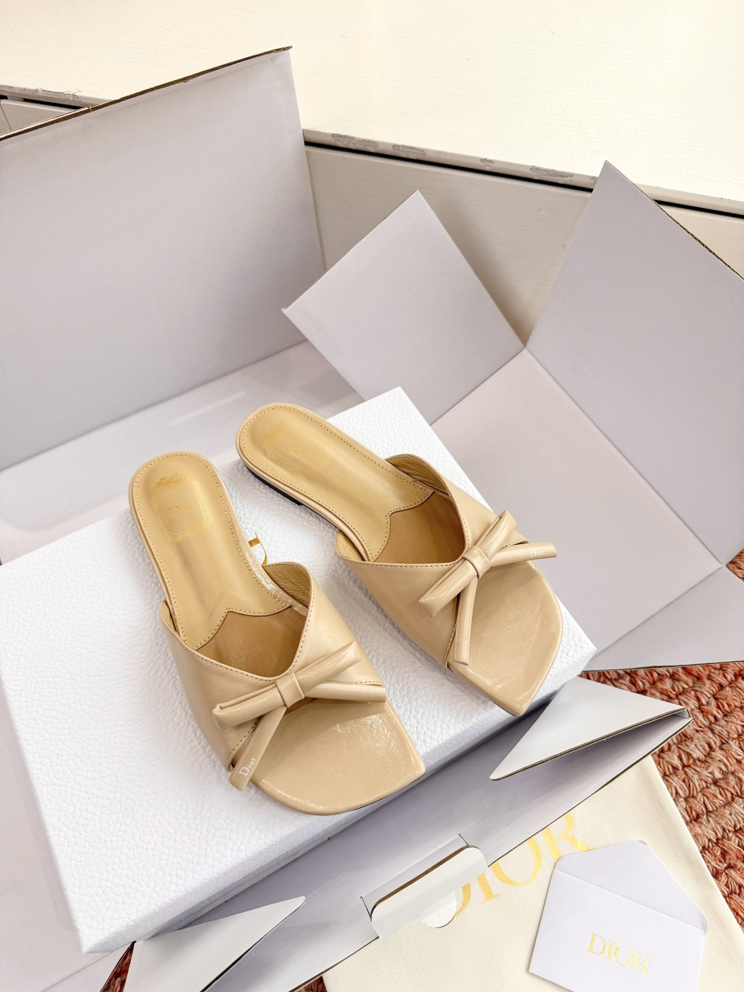 🌾G030顶级品质Dior/迪奥26WF早春新蝴蝶结拖鞋凉鞋标志性金属D字扣缀于鞋头侧畔哑光鎏金质感低调
