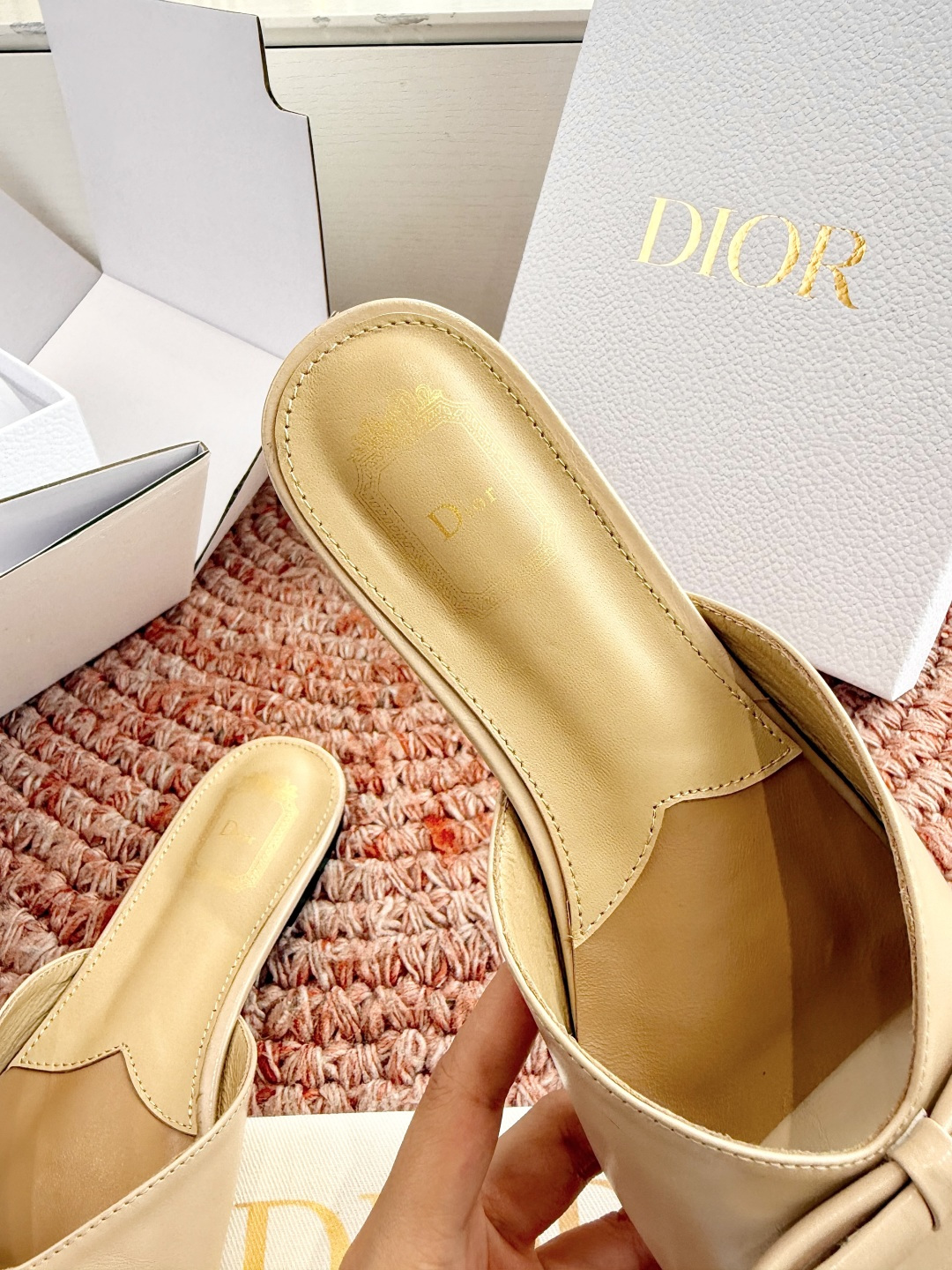 🌾G030顶级品质Dior/迪奥26WF早春新蝴蝶结拖鞋凉鞋标志性金属D字扣缀于鞋头侧畔哑光鎏金质感低调