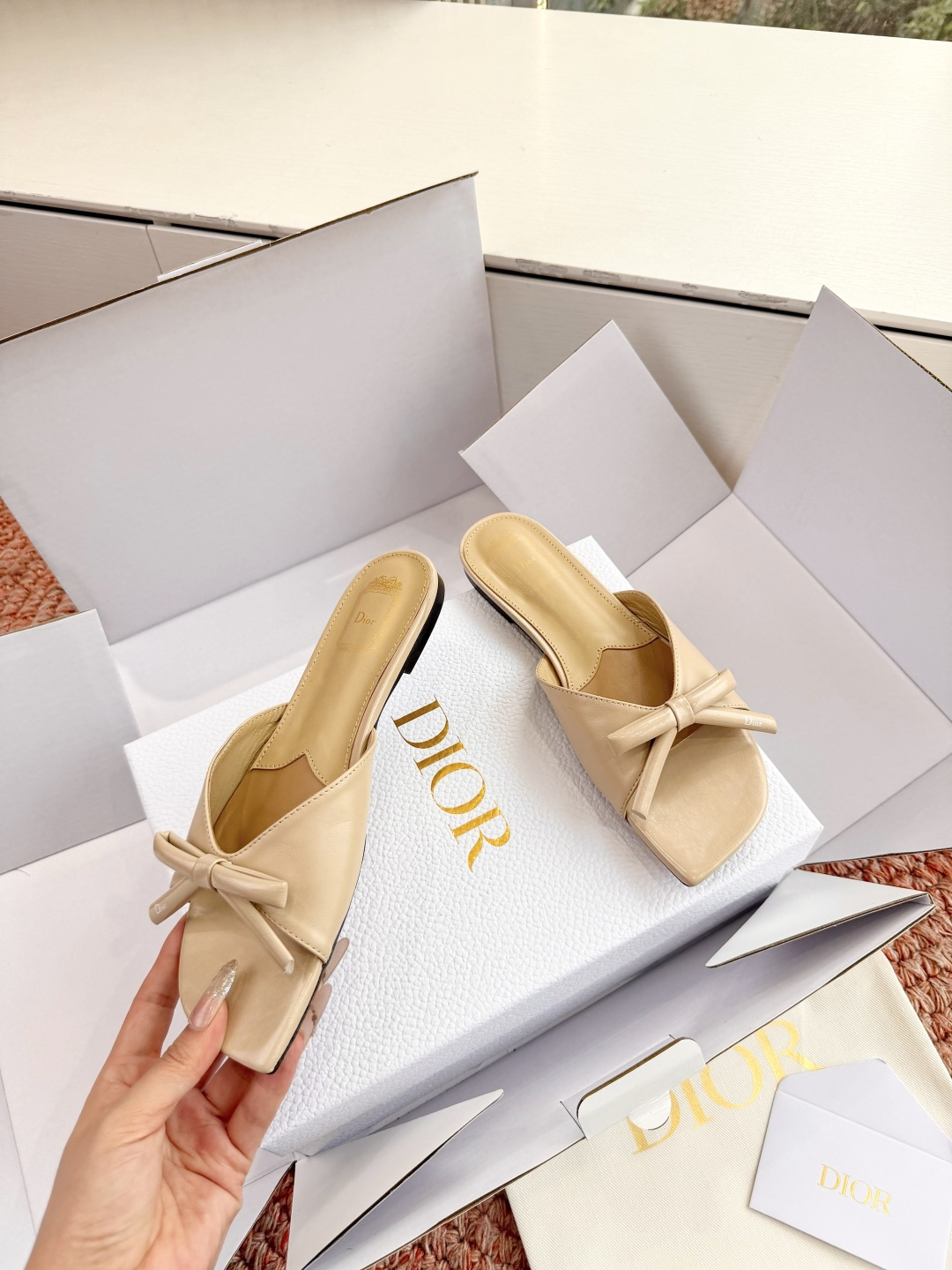 🌾G030顶级品质Dior/迪奥26WF早春新蝴蝶结拖鞋凉鞋标志性金属D字扣缀于鞋头侧畔哑光鎏金质感低调