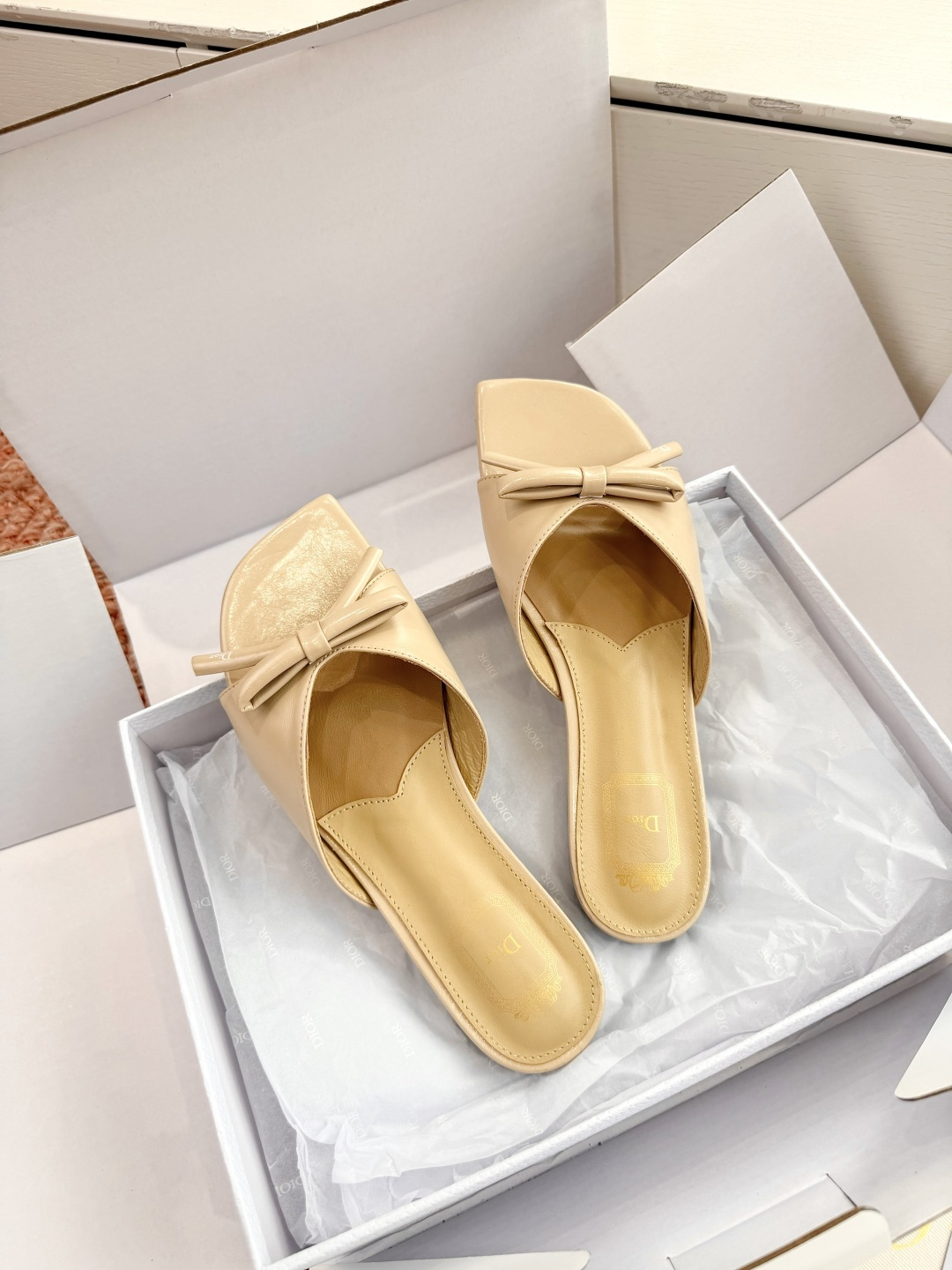 🌾G030顶级品质Dior/迪奥26WF早春新蝴蝶结拖鞋凉鞋标志性金属D字扣缀于鞋头侧畔哑光鎏金质感低调