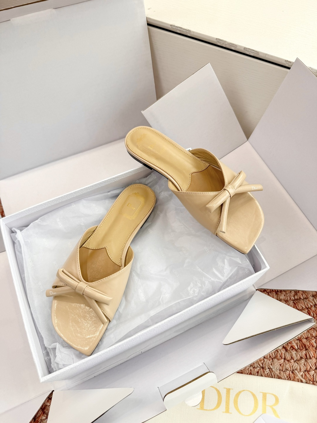 🌾G030顶级品质Dior/迪奥26WF早春新蝴蝶结拖鞋凉鞋标志性金属D字扣缀于鞋头侧畔哑光鎏金质感低调