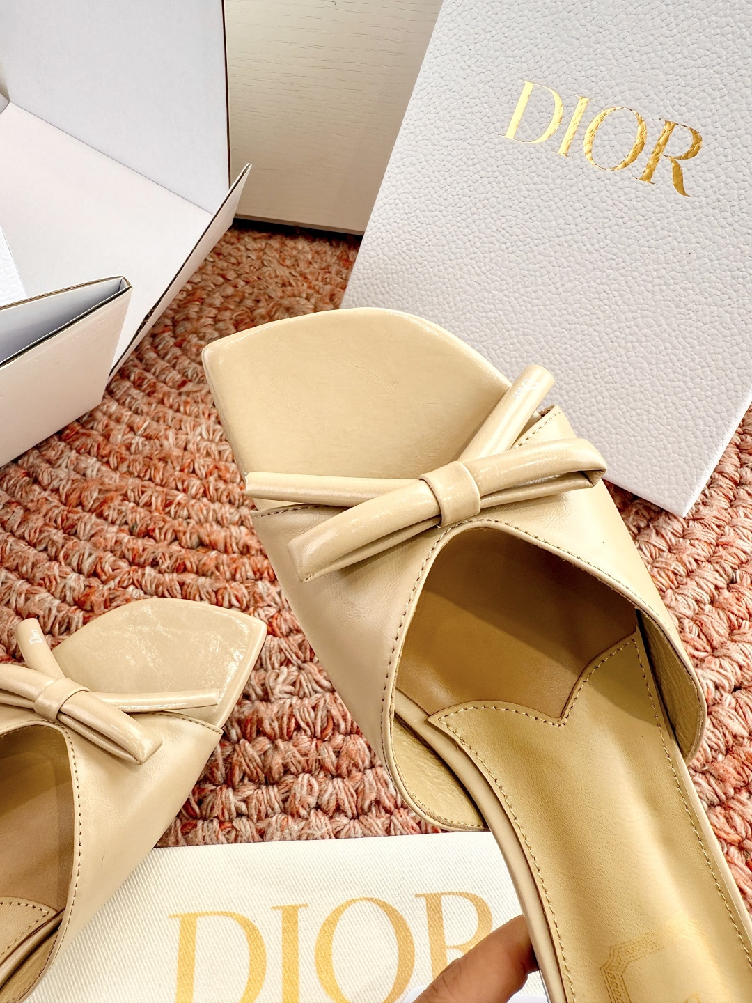 🌾G030顶级品质Dior/迪奥26WF早春新蝴蝶结拖鞋凉鞋标志性金属D字扣缀于鞋头侧畔哑光鎏金质感低调